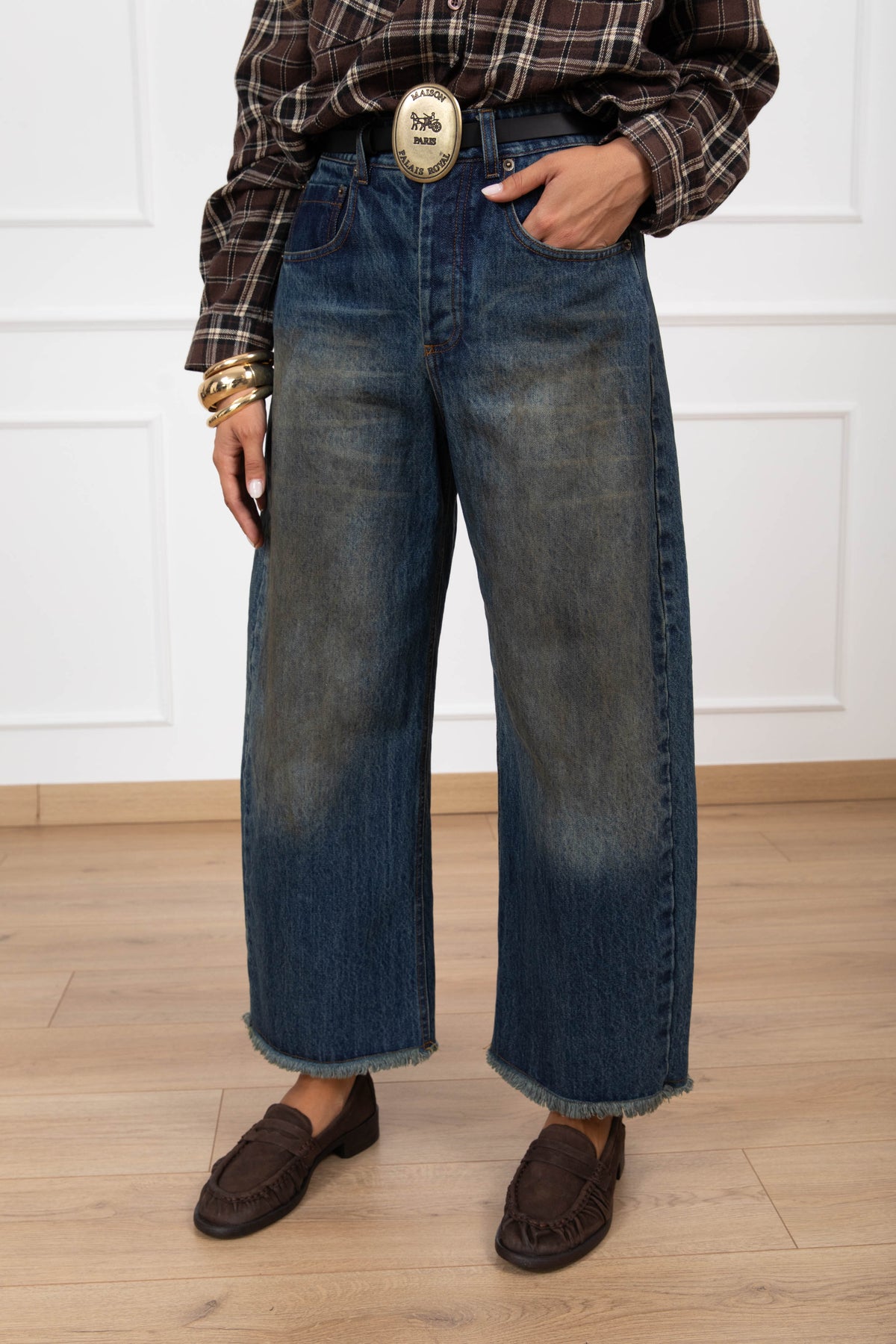 Jeans lavaggio sabbiato con cintura placca Tensione IN
