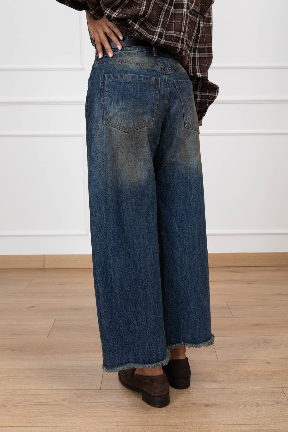 Jeans lavaggio sabbiato con cintura placca Tensione IN