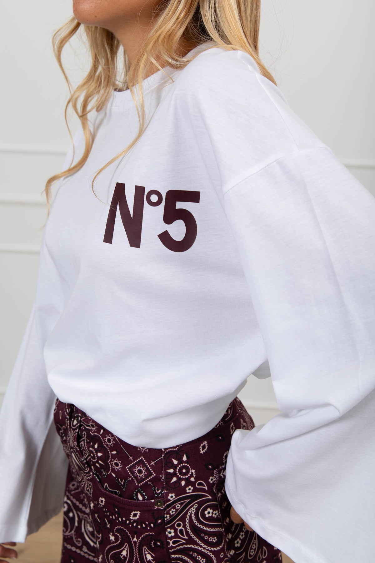 T-shirt manica lunga svasata "N 5" variante bianco/vino Tensione IN
