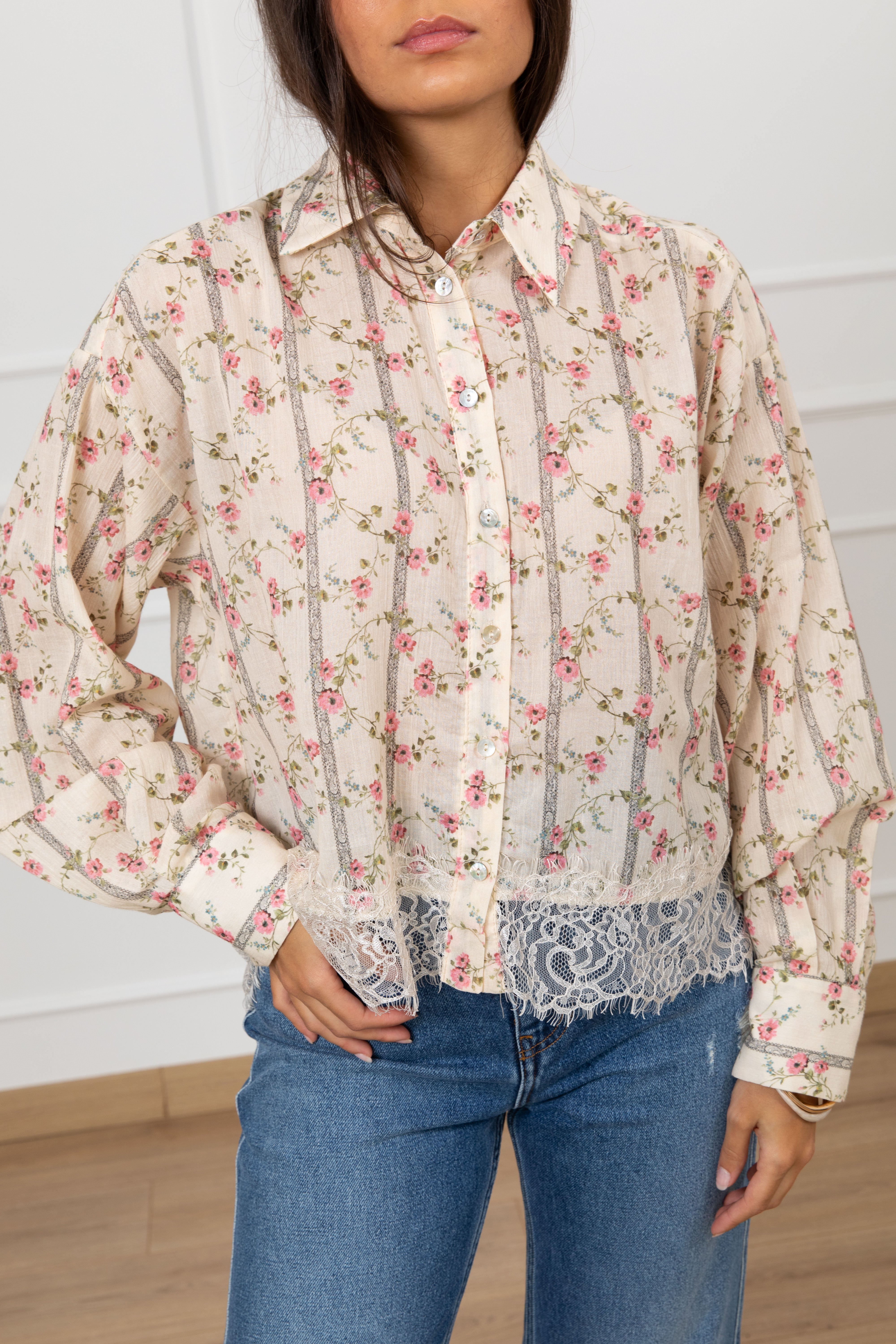 Camicia fantasia romance con pizzo sul fondo Motel