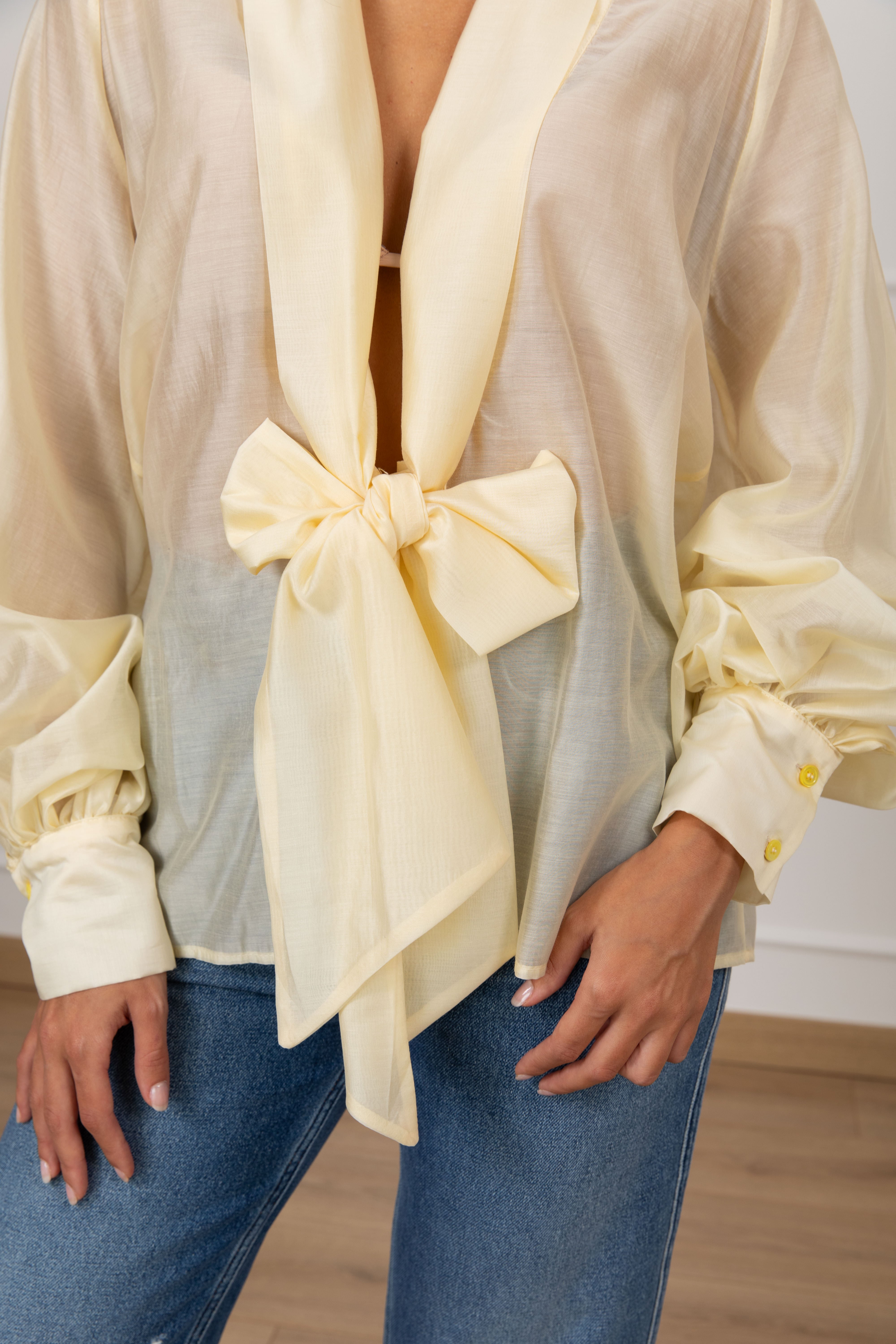 Camicia in lyocell con scollo profondo e fiocco ViCOLO