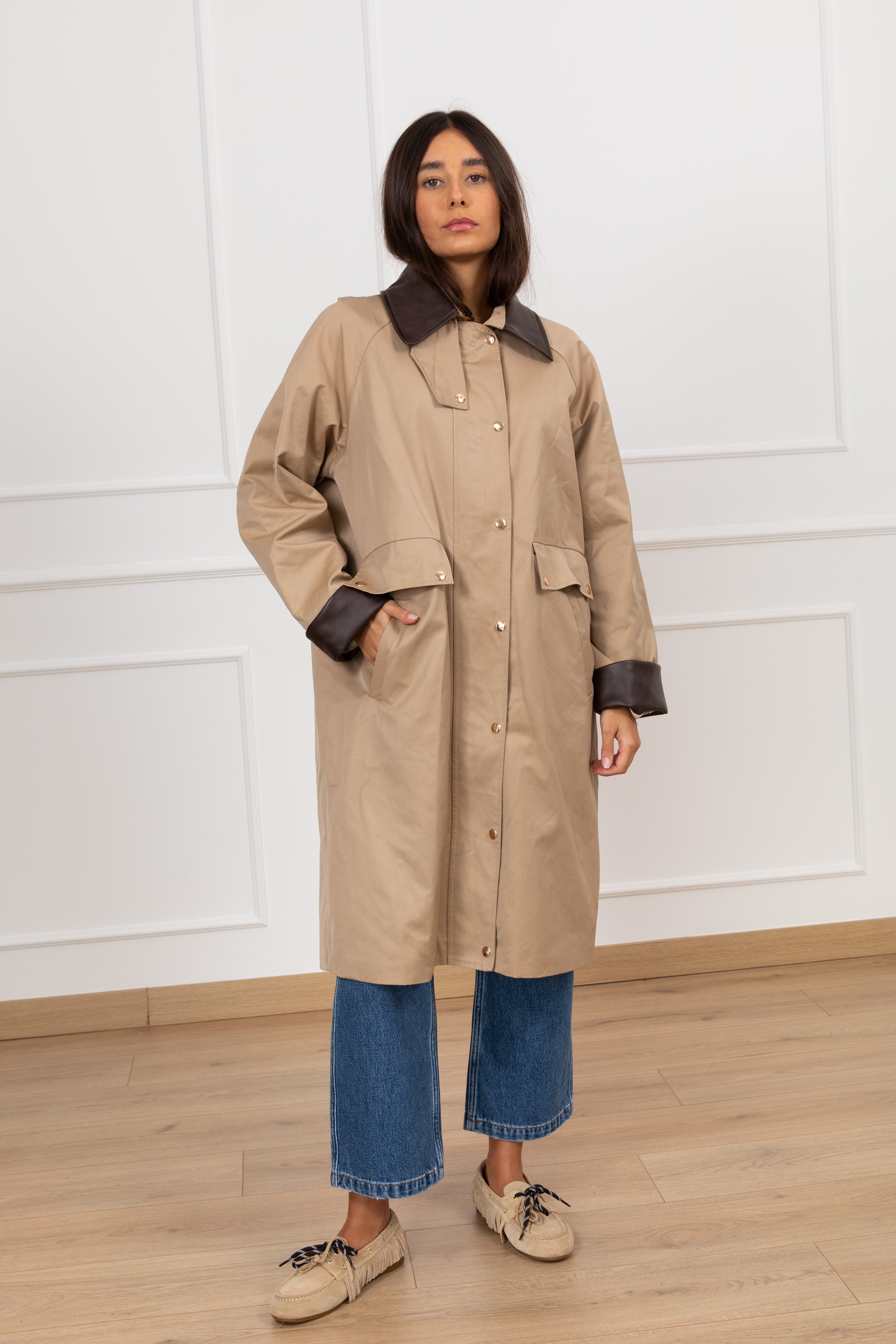 Giaccone lungo con tasche e collo a contrasto in eco-pelle ViCOLO