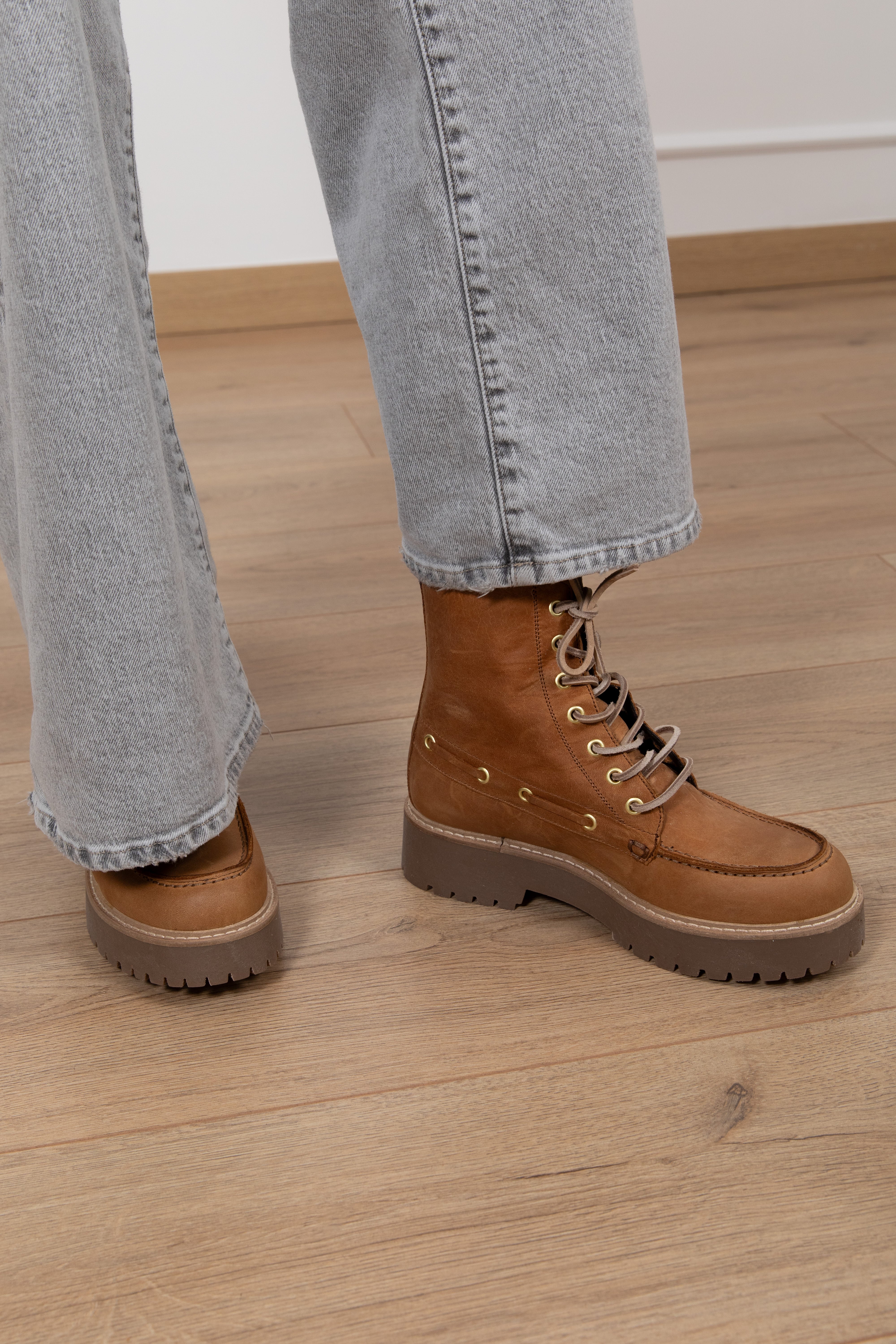 Polacchino in pelle con plateau Ovyé