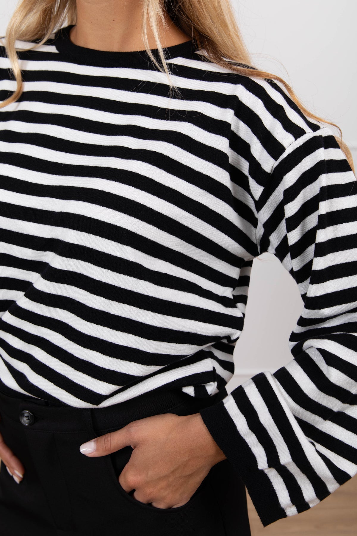Pull girocollo in viscosa a righe variante nero Tensione IN