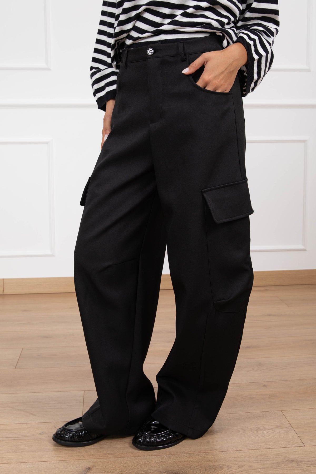 Pantalone barrel-fit cargo variante nero Haveone