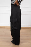 Pantalone barrel-fit cargo variante nero Haveone