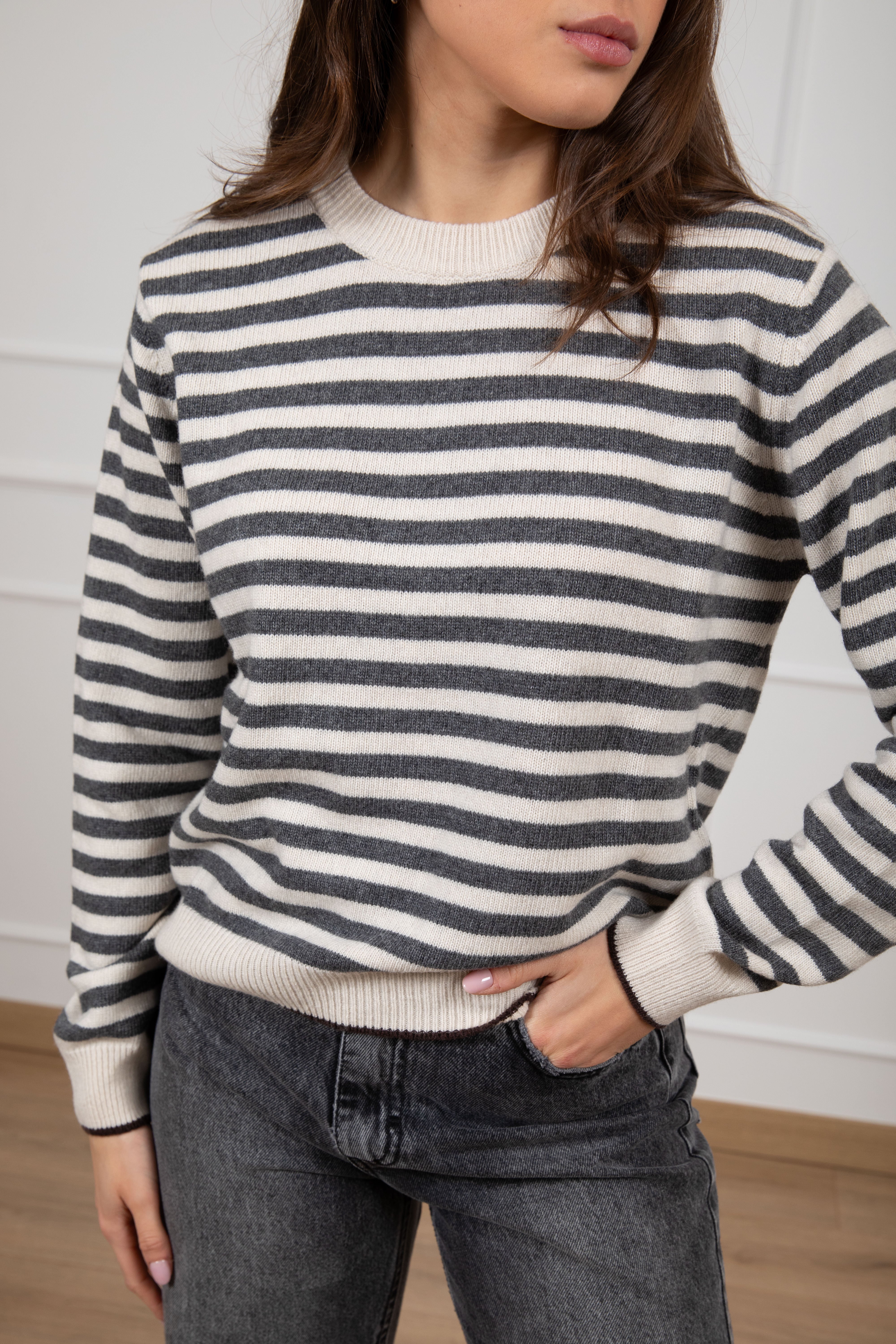 Pull girocollo a righe con fondo sottile a contrasto Tensione IN