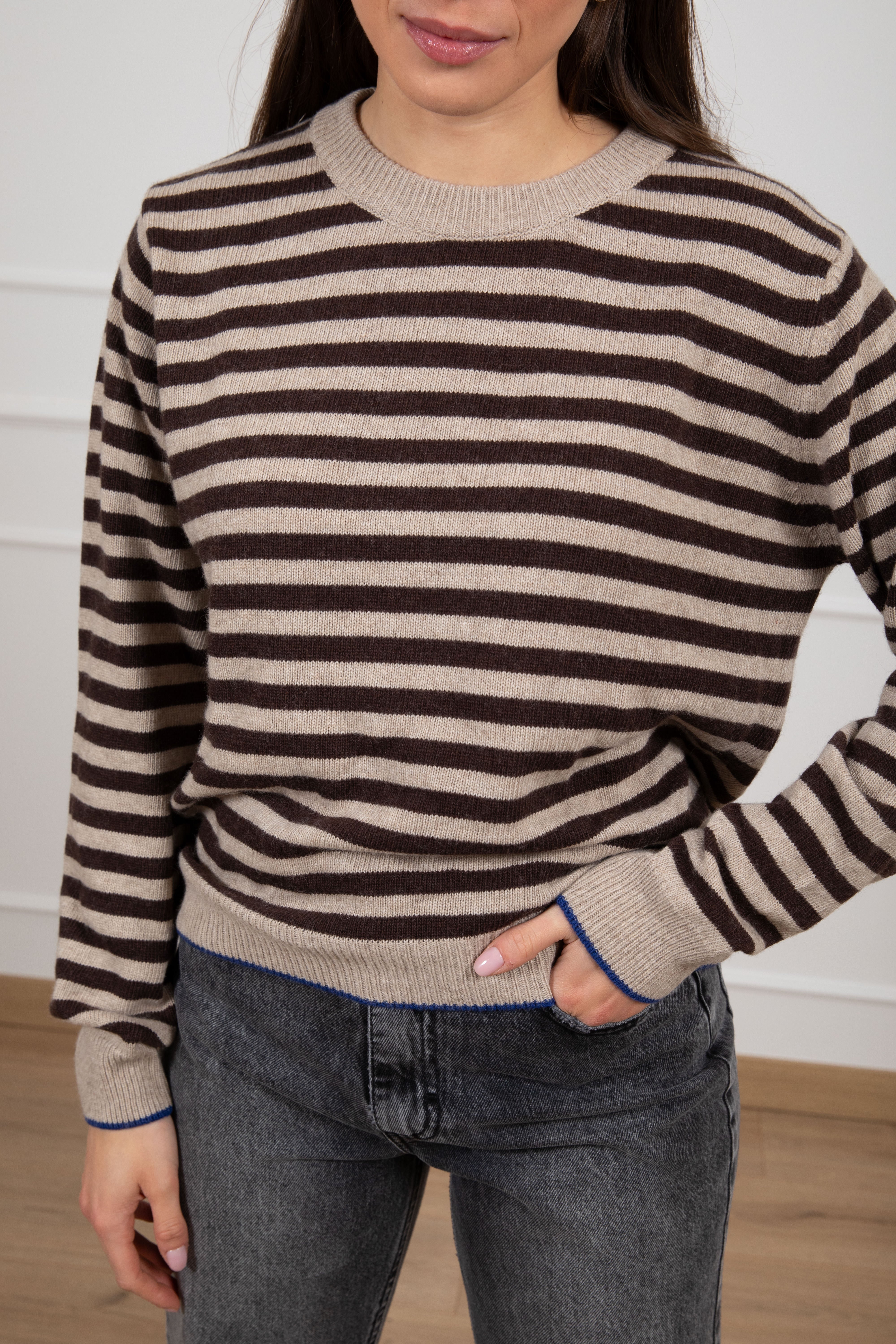 Pull girocollo a righe con fondo sottile a contrasto Tensione IN