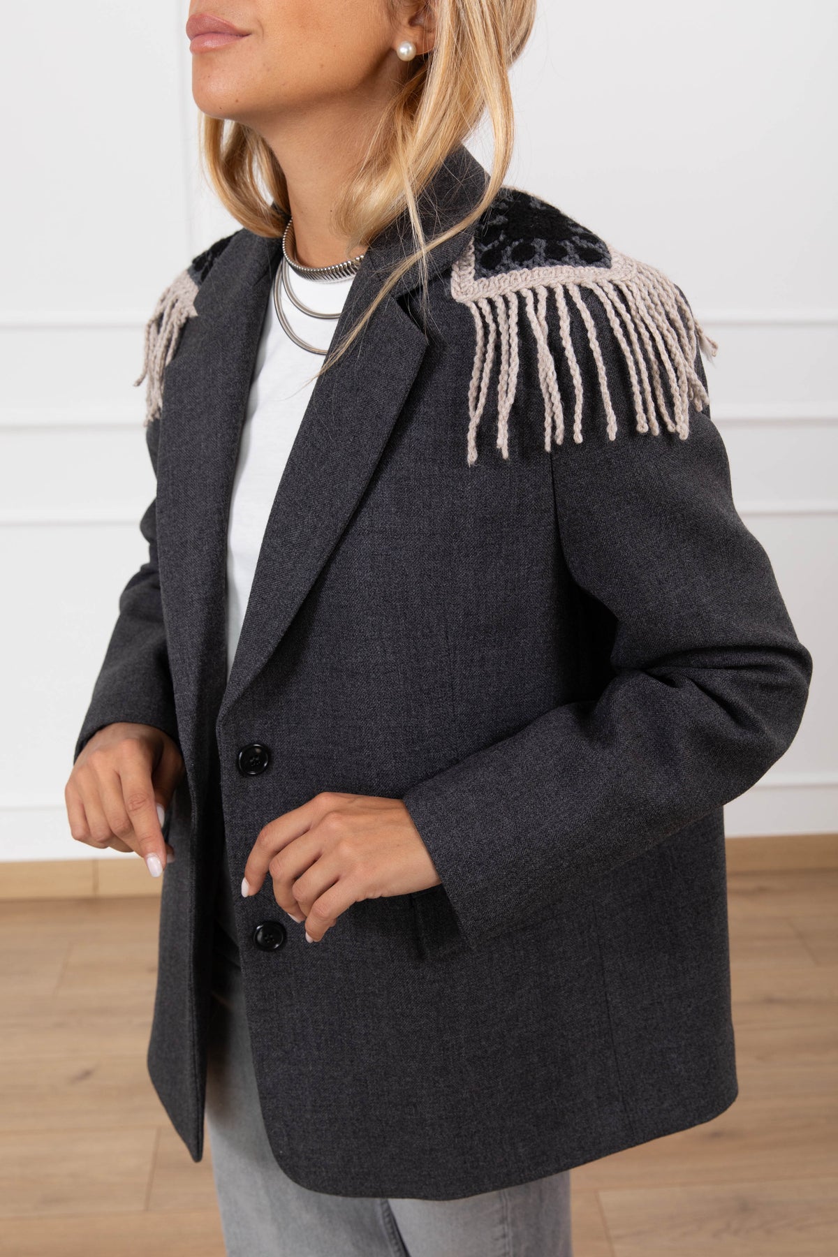 Giacca con inserto crochet e frange sulle spalle ViCOLO