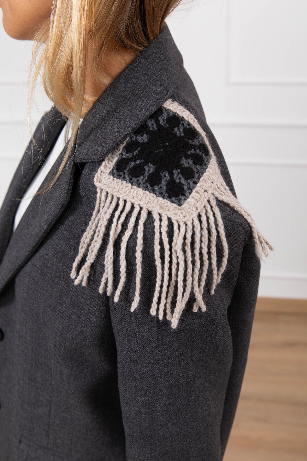 Giacca con inserto crochet e frange sulle spalle ViCOLO