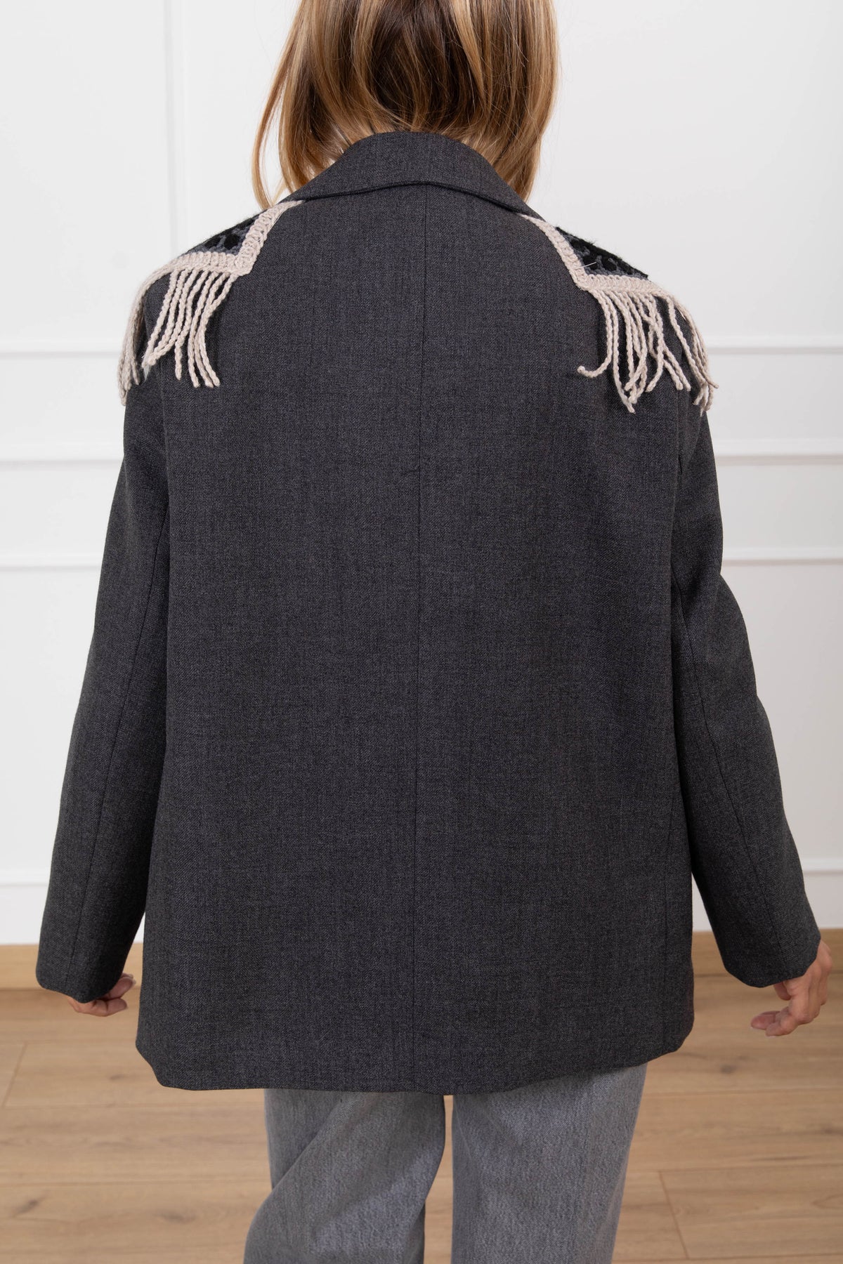Giacca con inserto crochet e frange sulle spalle ViCOLO