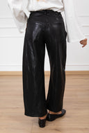 Pantalone 5 tasche in eco-pelle stropicciata con cintura placca variante nero Tensione IN