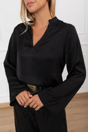 Blusa in raso alla coreana con scollo a "V" variante nero Tensione IN