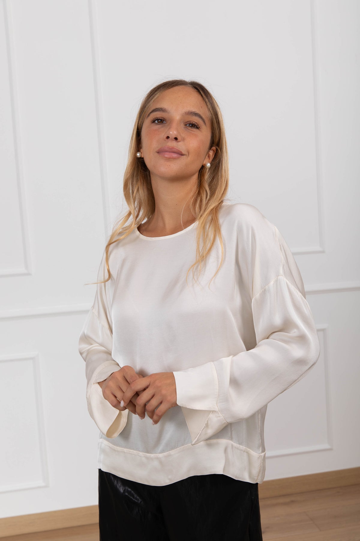 Blusa in raso con scollo a barchetta variante burro Tensione IN