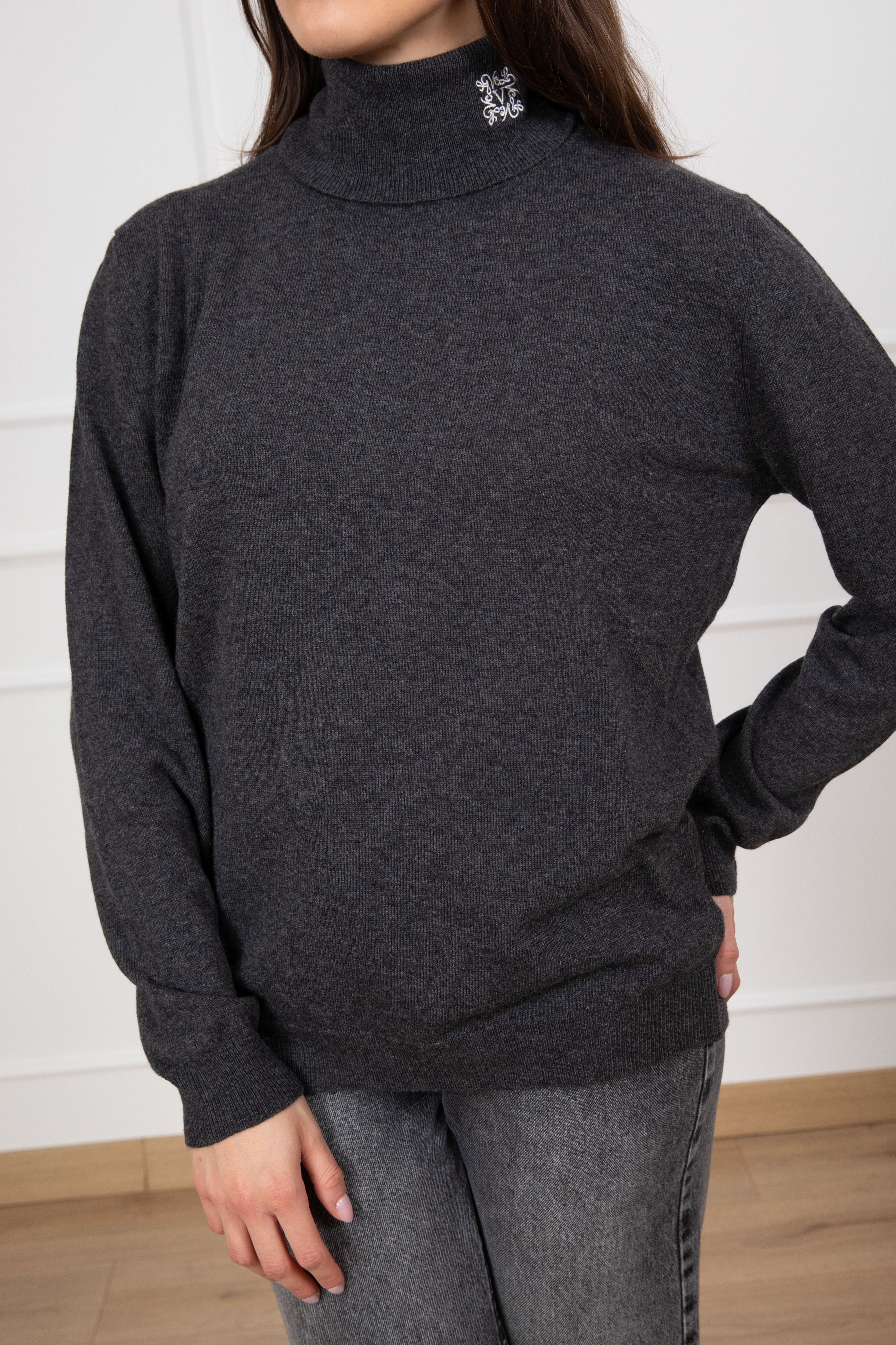 Dolcevita in lana e cashmere con monogram sul collo ViCOLO