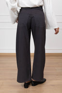 Pantalone 5 tasche in viscosa con cintura placca variante antracite Tensione IN