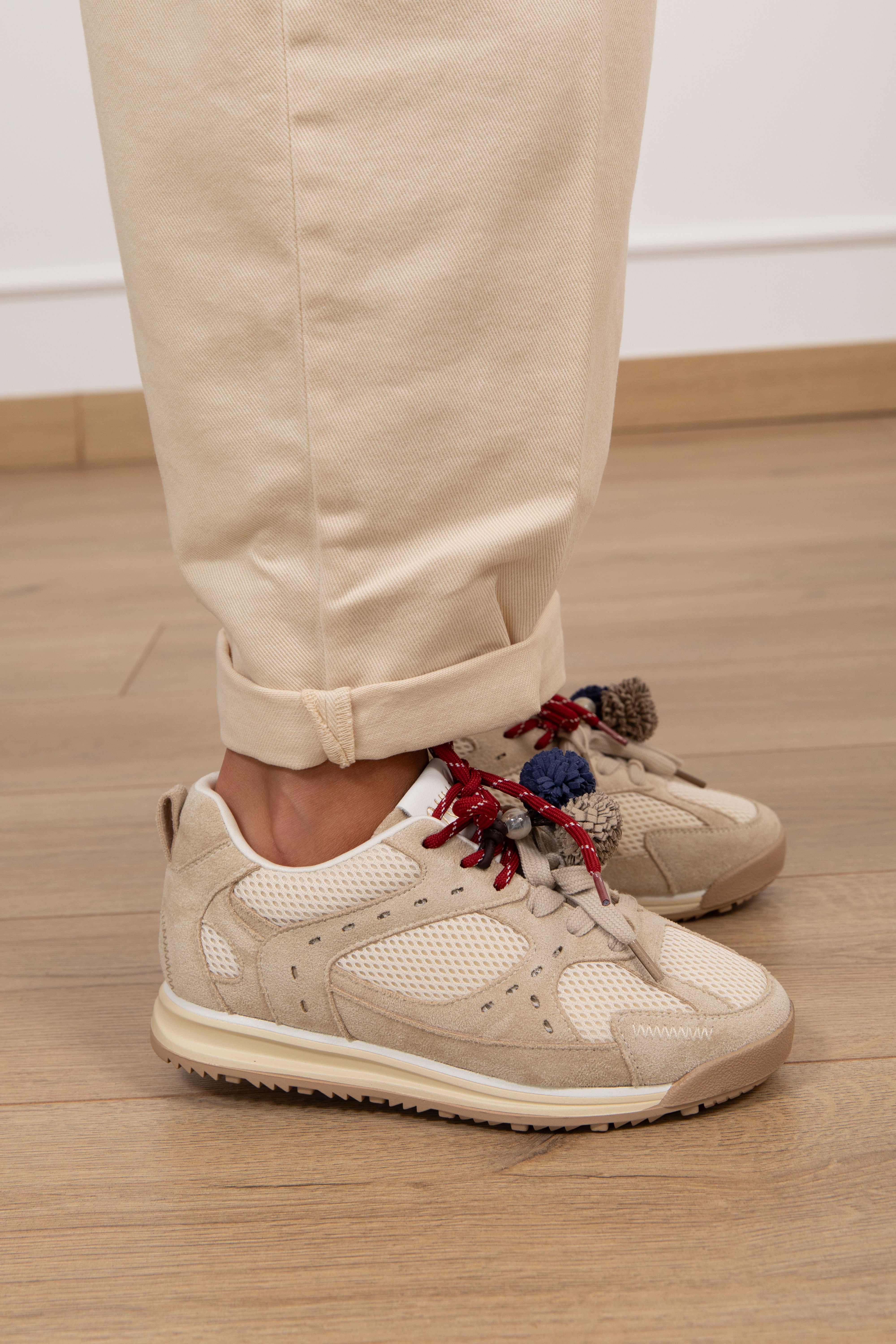 Sneakers con lacci bi-color e pon pon Ovyé