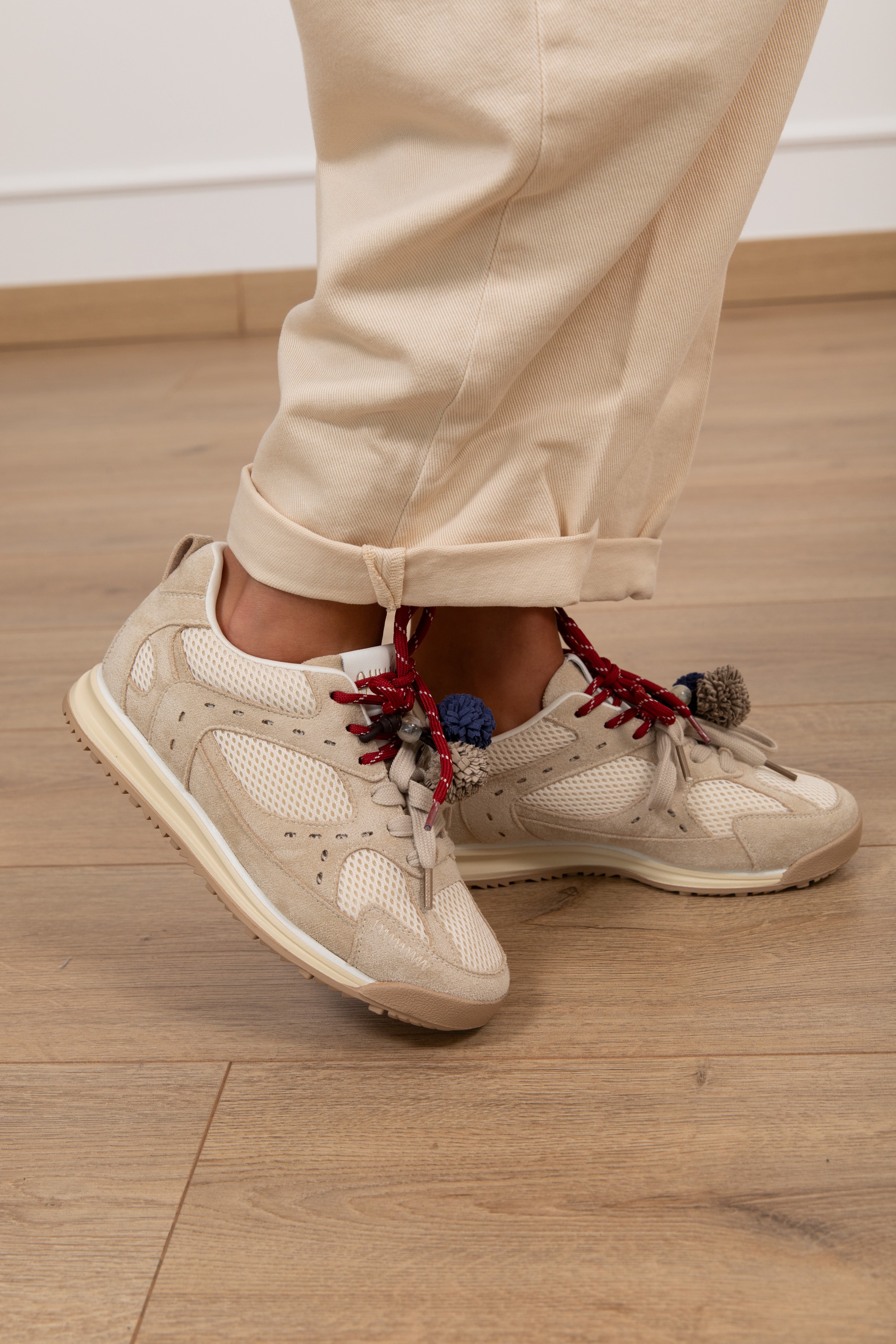 Sneakers con lacci bi-color e pon pon Ovyé