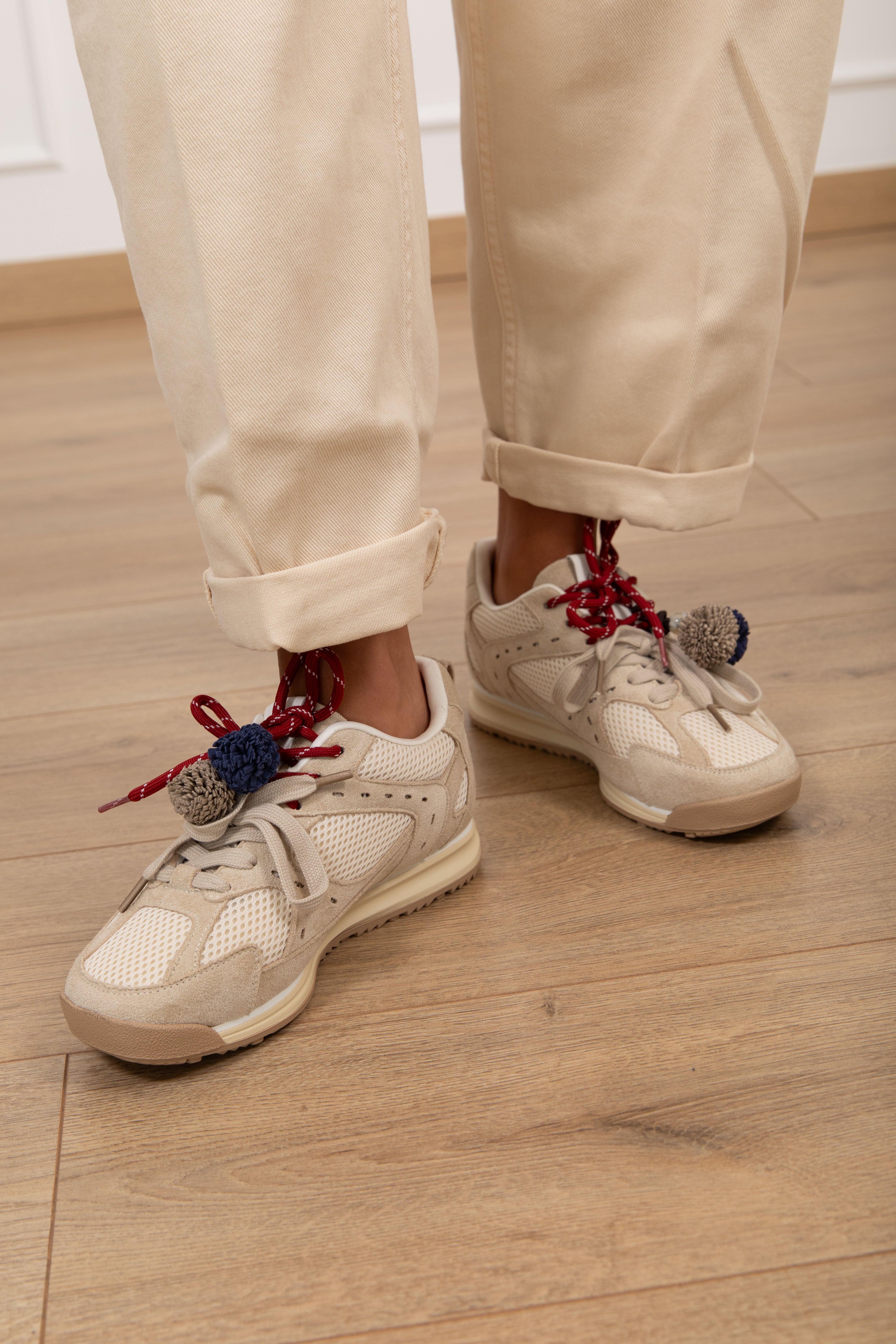 Sneakers con lacci bi-color e pon pon Ovyé