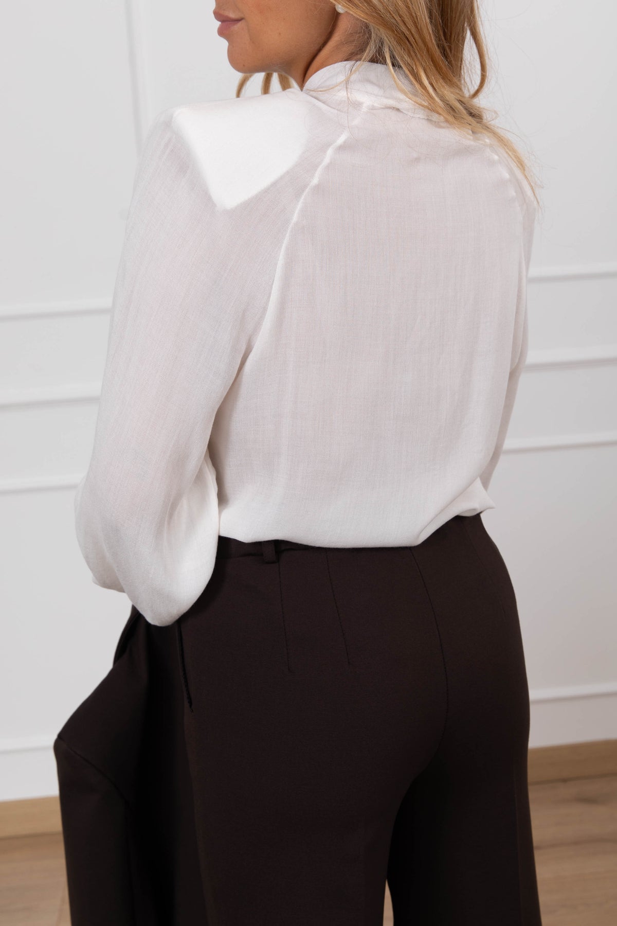 Blusa in viscosa con spallina imbottita variante burro Susy Mix