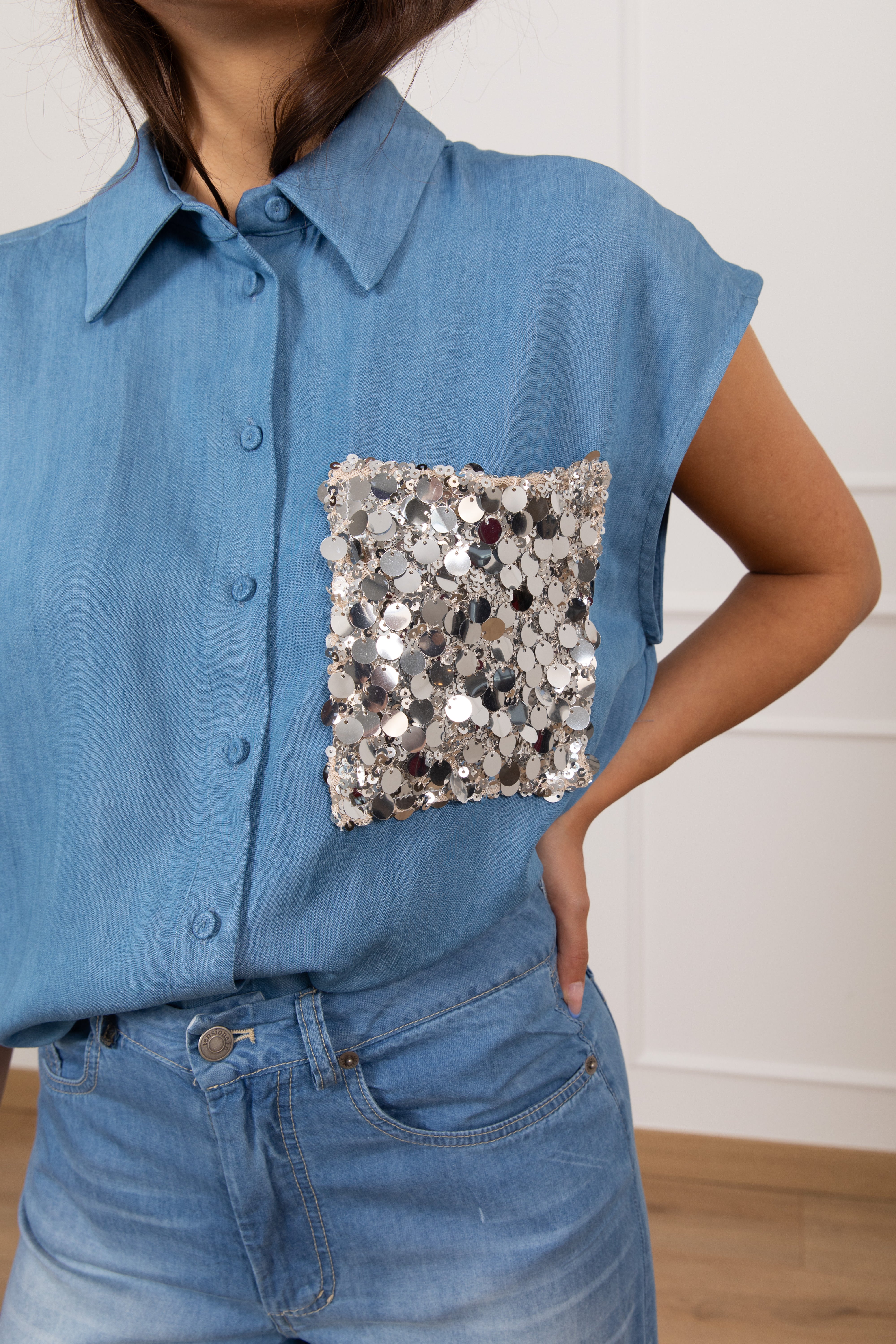 Camicia smanicata in chambrix con tasca paillettes Tensione IN
