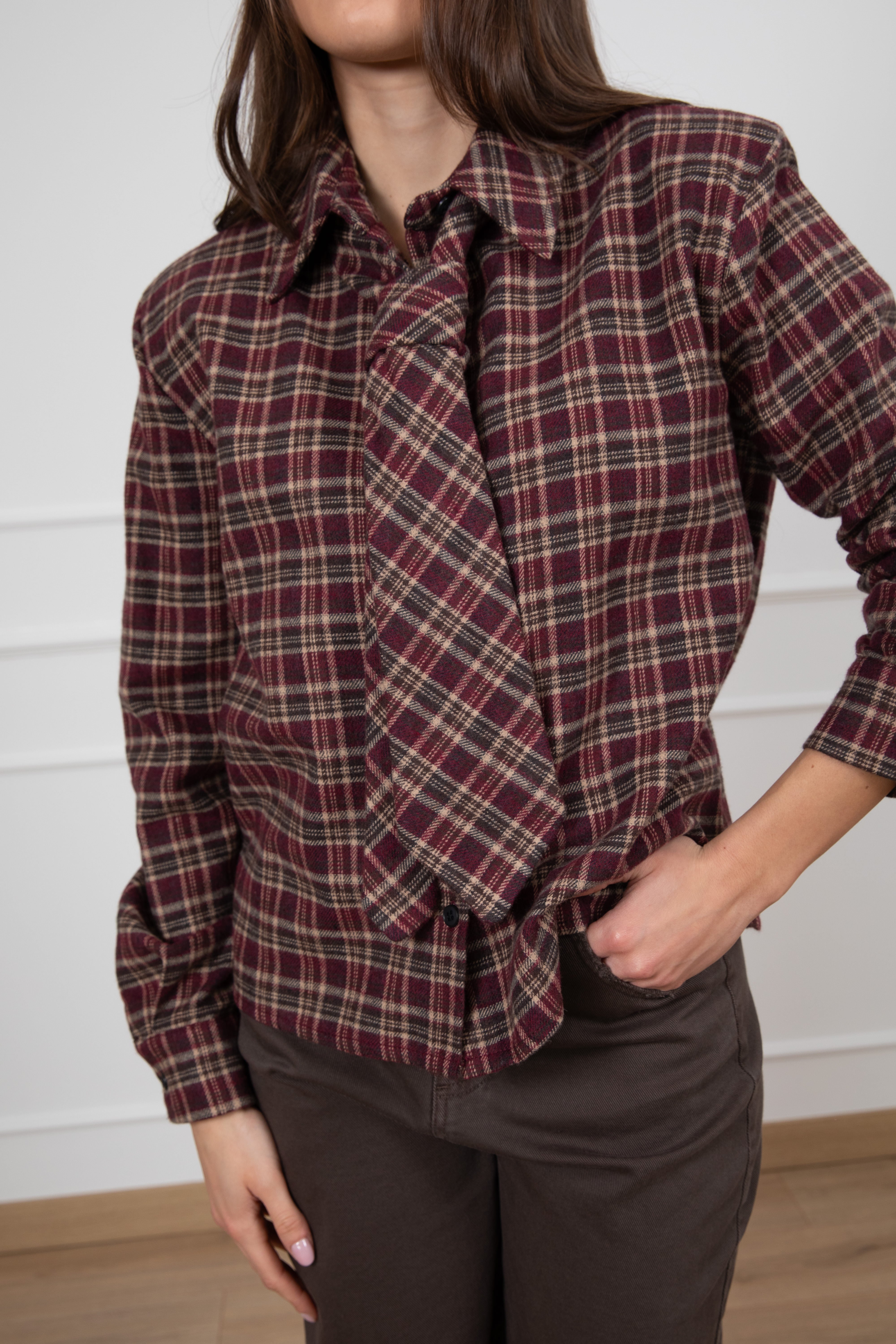 Camicia check in flanella con spallina imbottita e cravatta Tensione IN