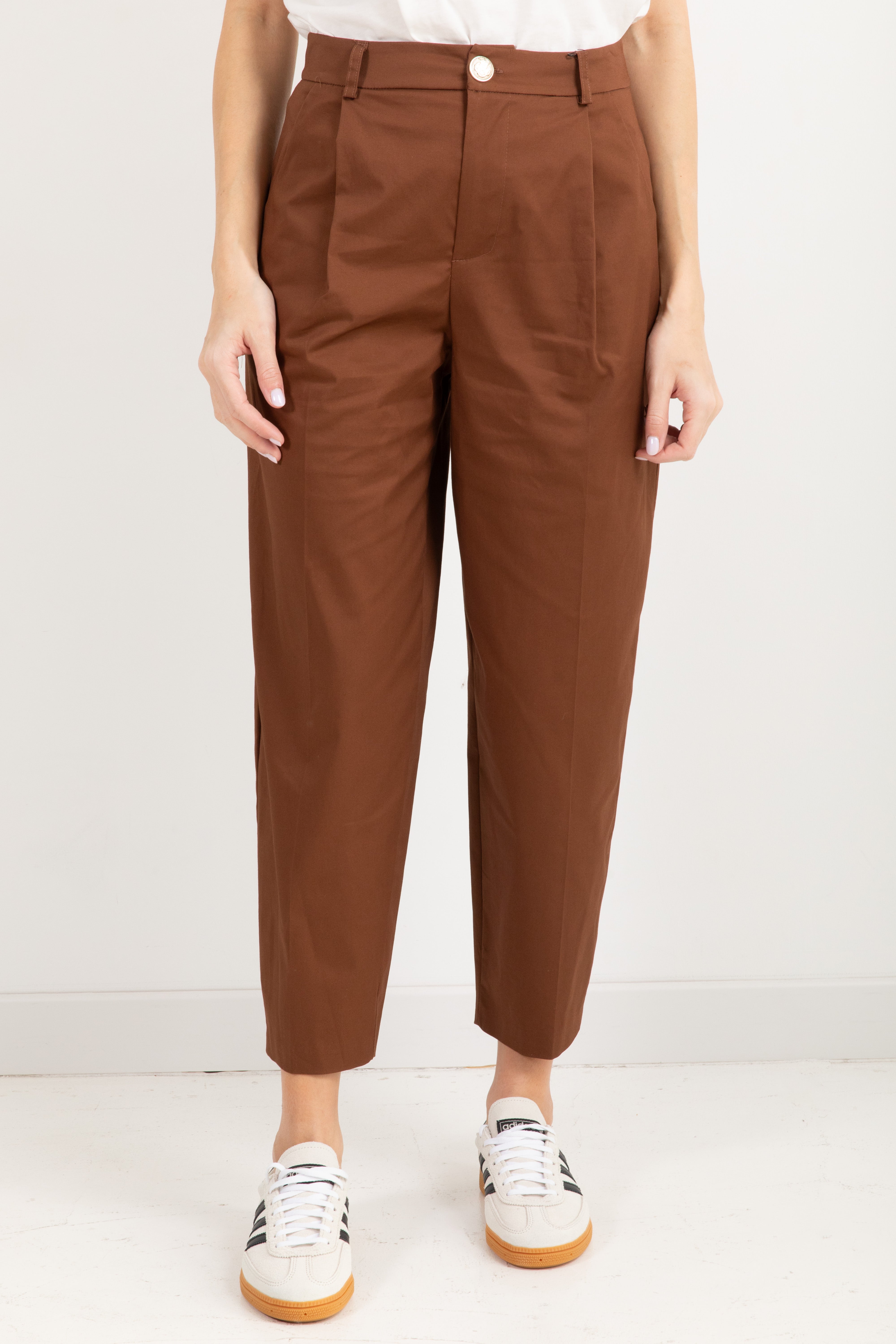 Pantalone carrot-fit bottone oro in cotone Susy Mix