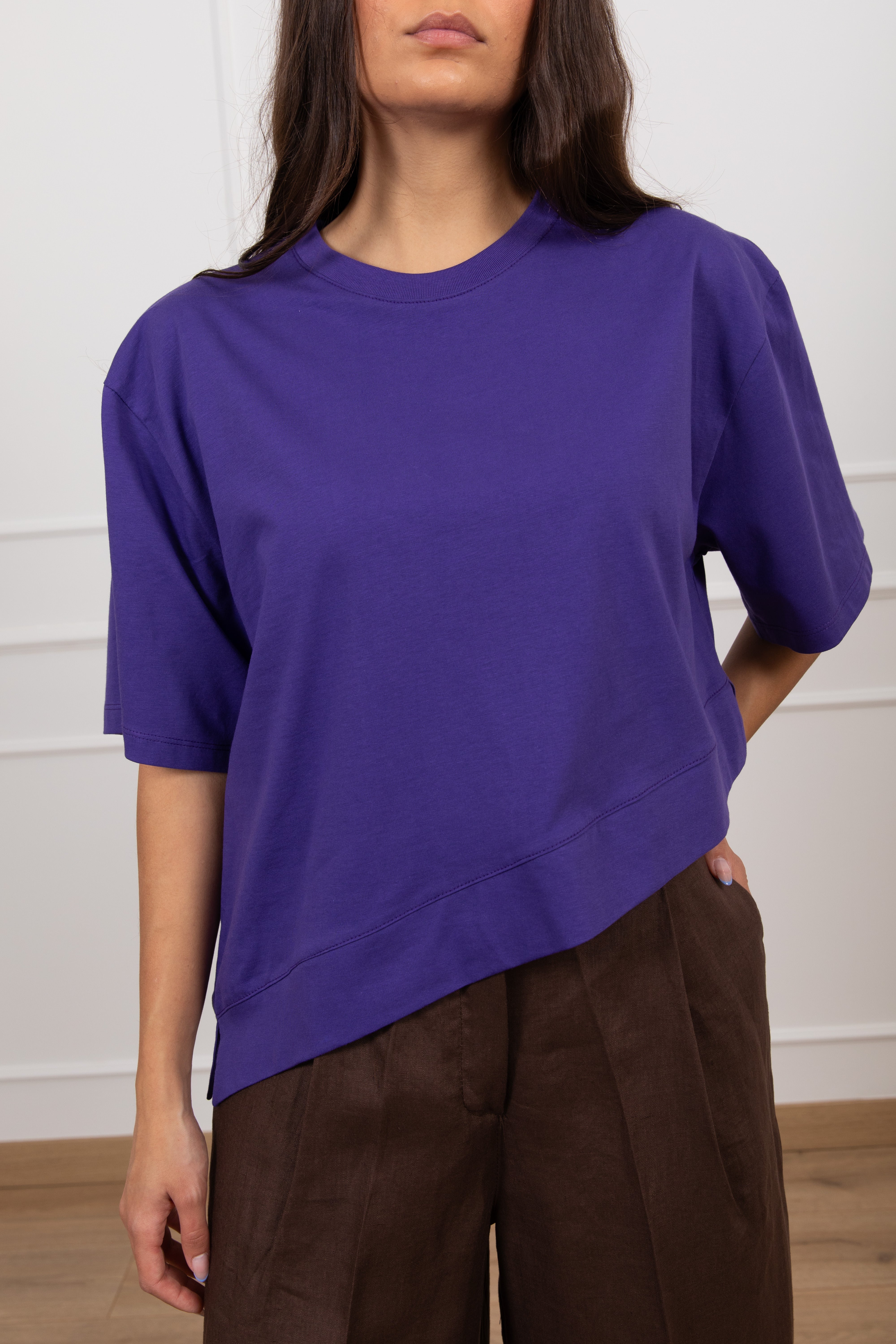 T-shirt cropped con fondo asimmetrico ViCOLO