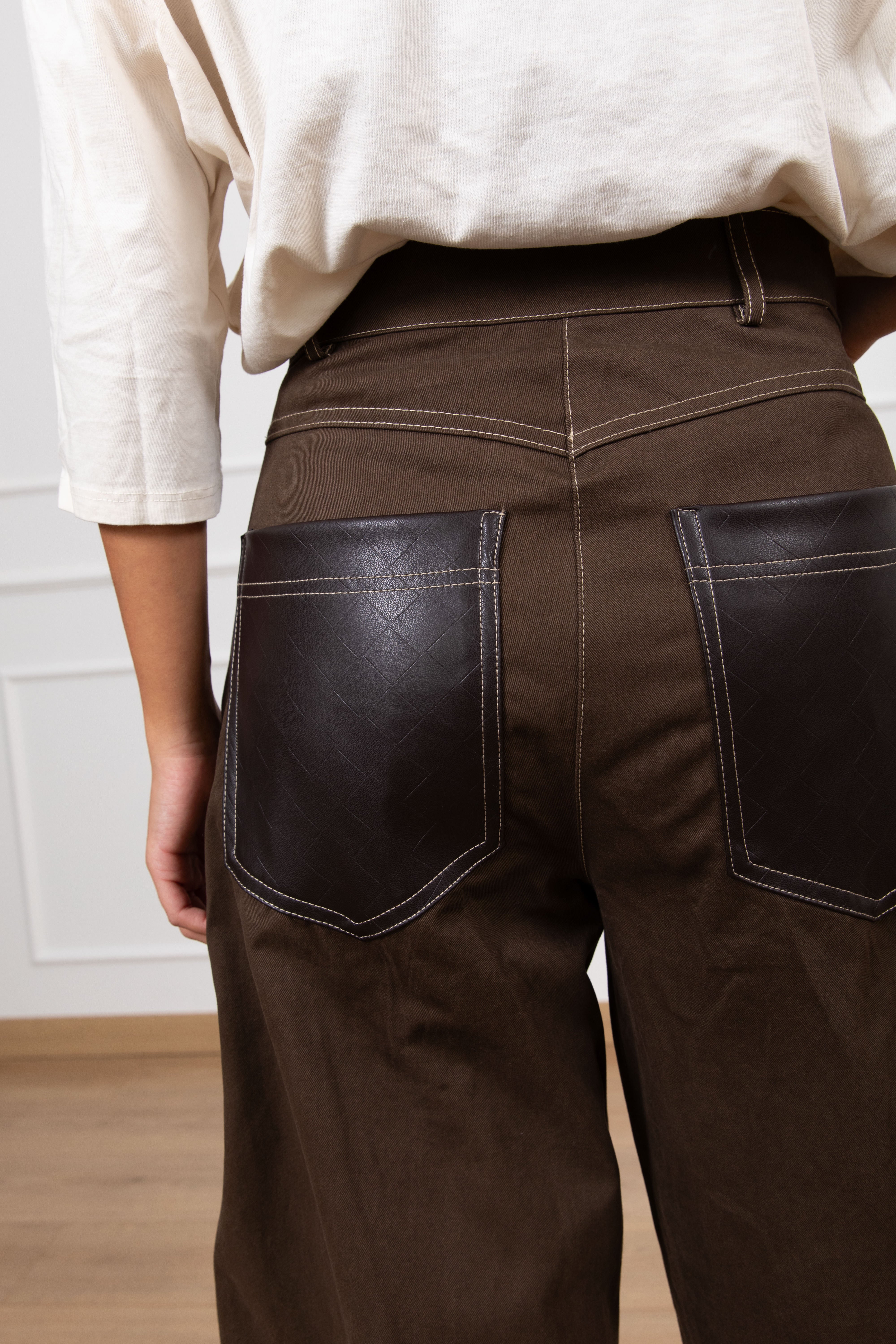 Pantalone worker con tasche in eco-pelle intrecciata Tensione IN