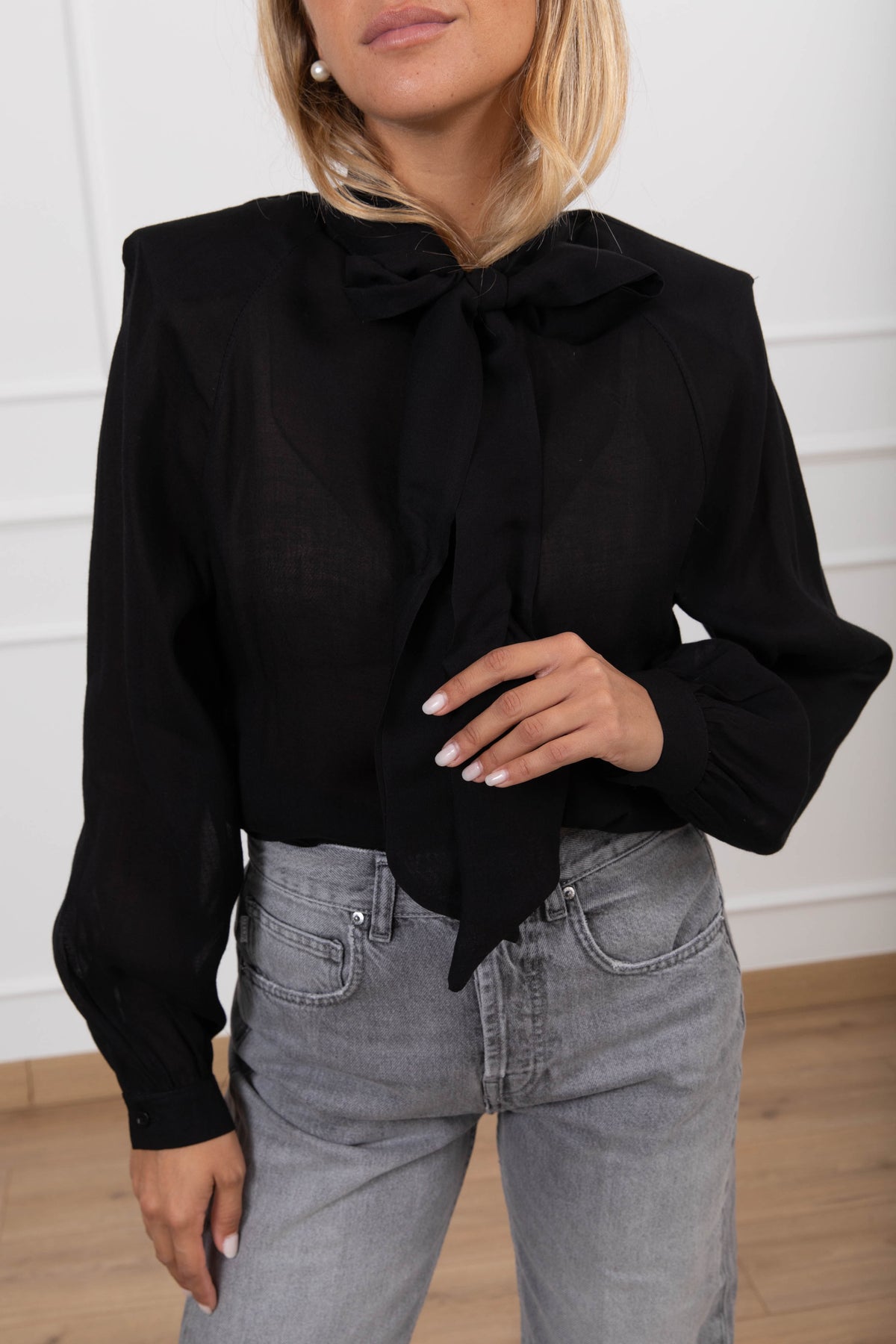 Blusa in viscosa con spallina imbottita variante nero Susy Mix