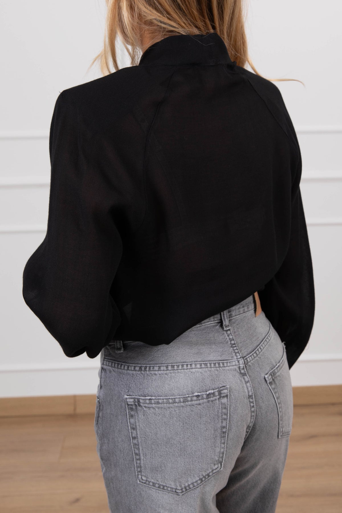 Blusa in viscosa con spallina imbottita variante nero Susy Mix