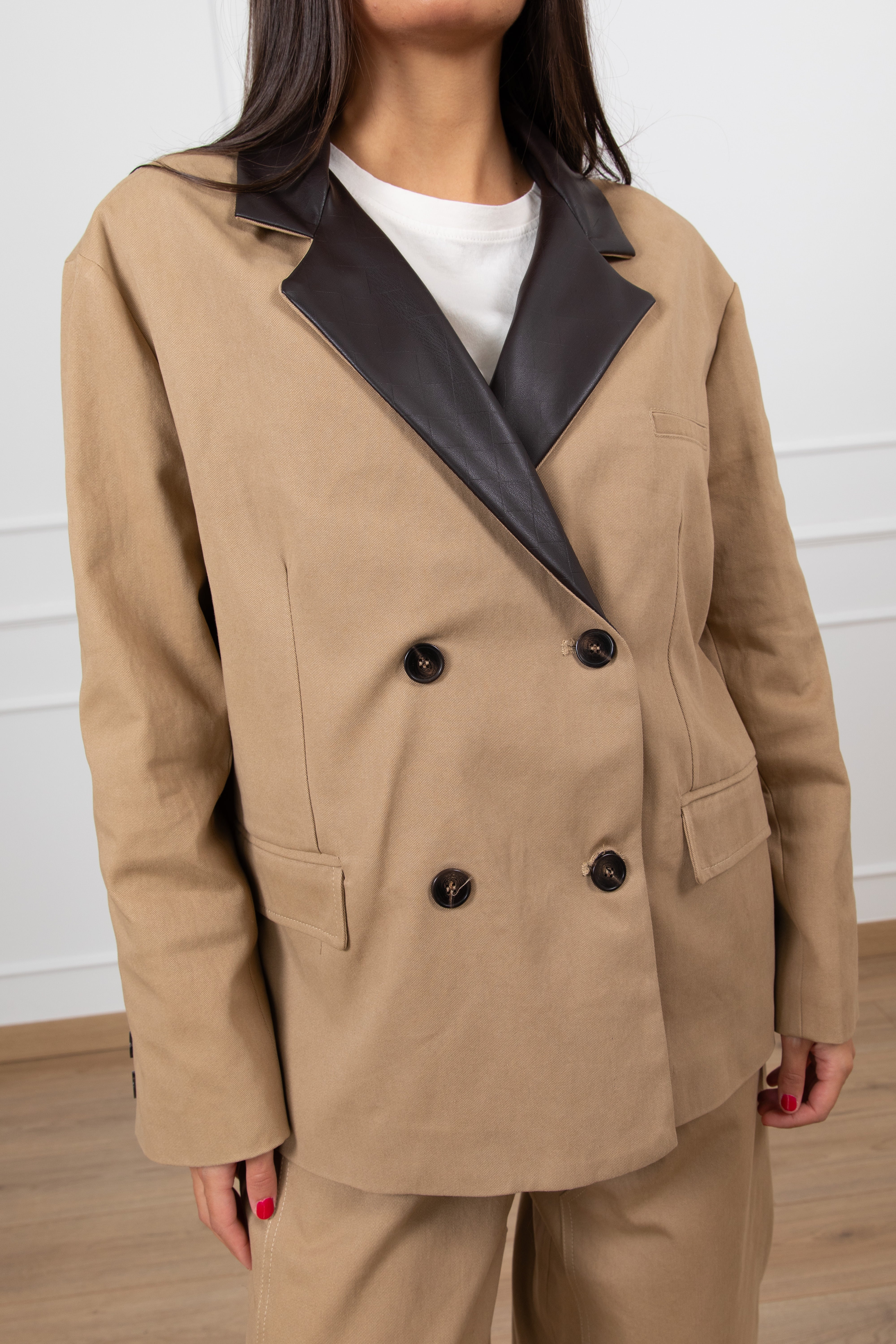 Giacca over-size con rever in eco-pelle intrecciata Tensione IN