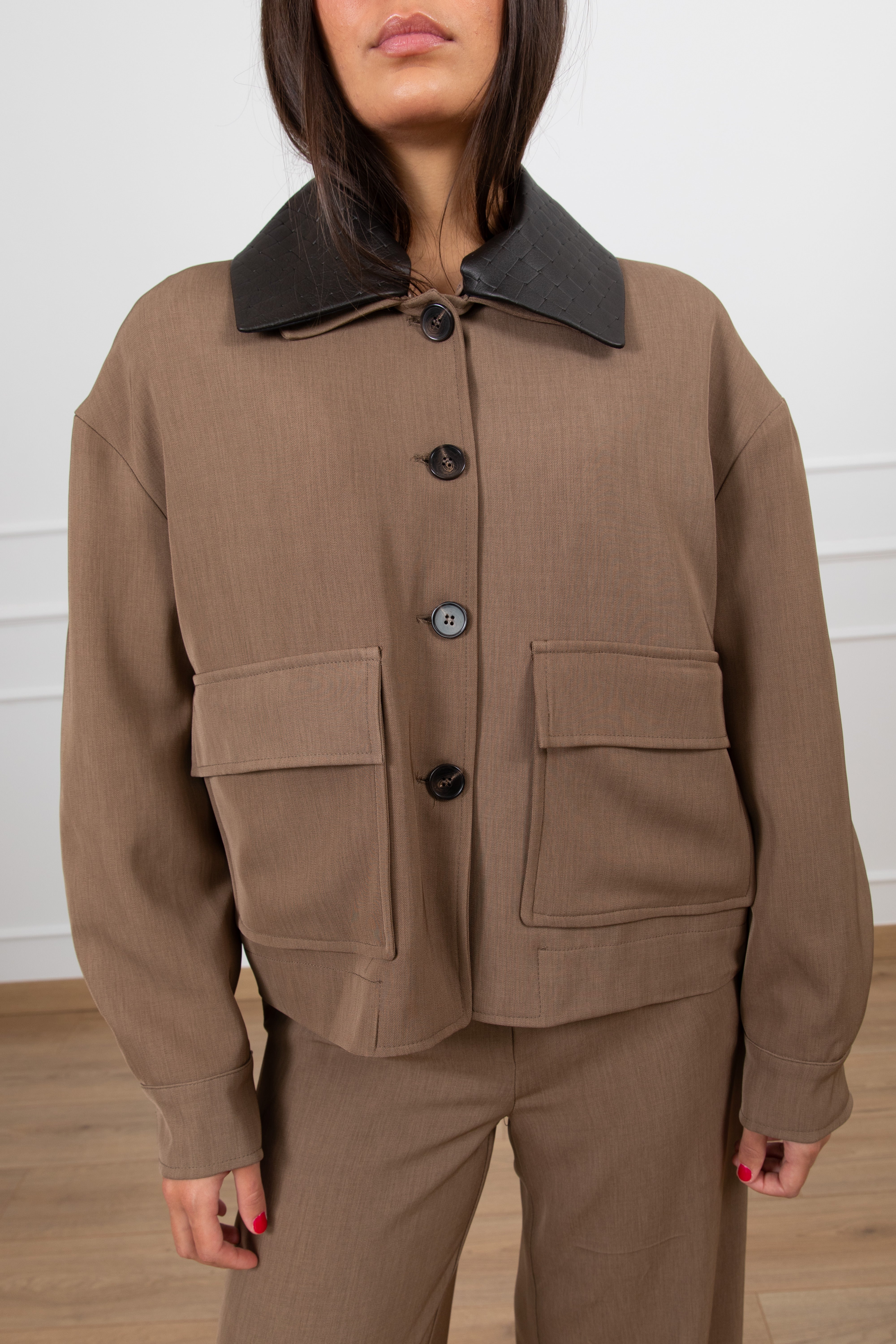 Giaccone con tasche e colletto in eco-pelle intrecciata Tensione IN