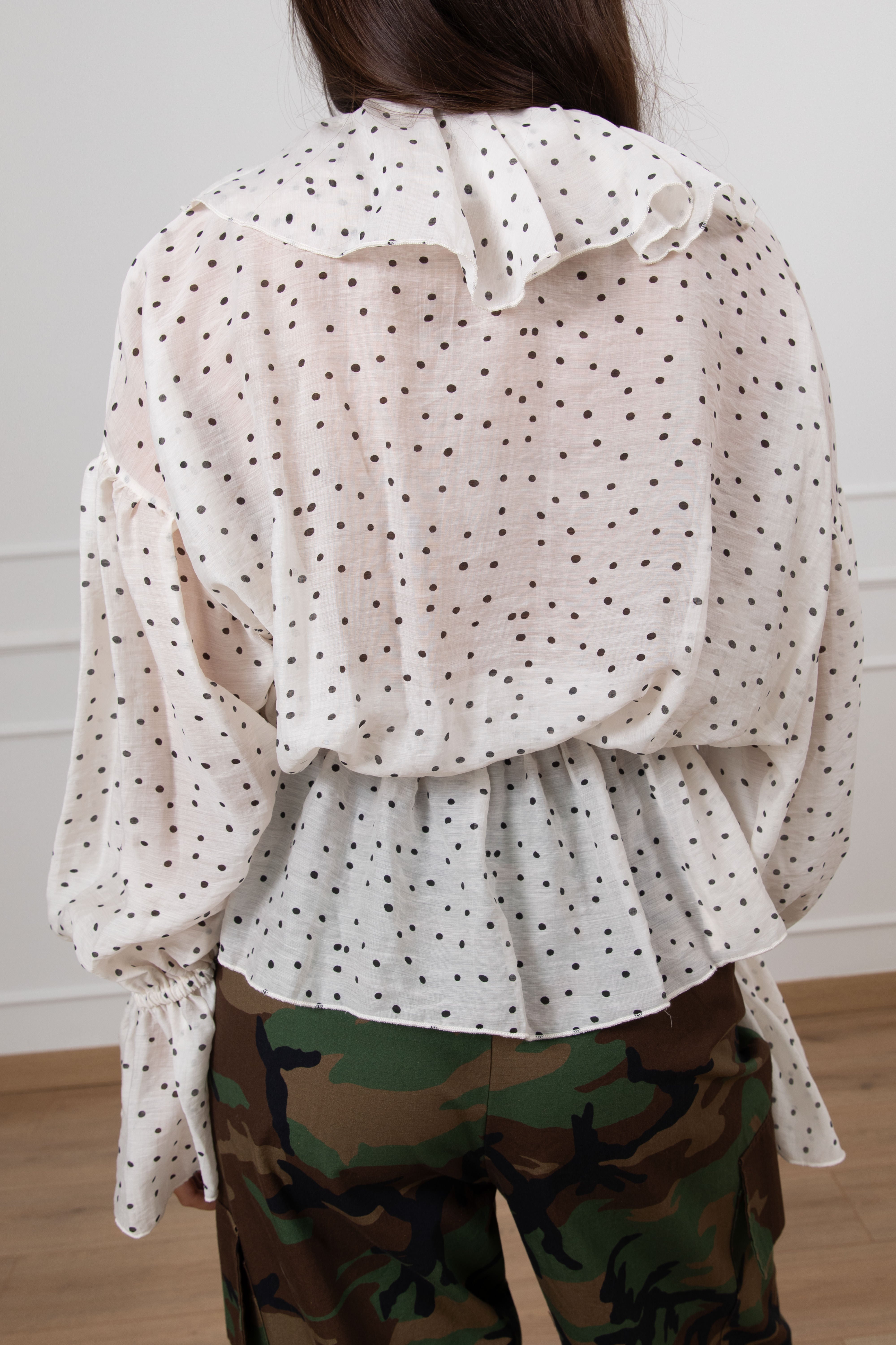 Blusa a pois con rouches ViCOLO