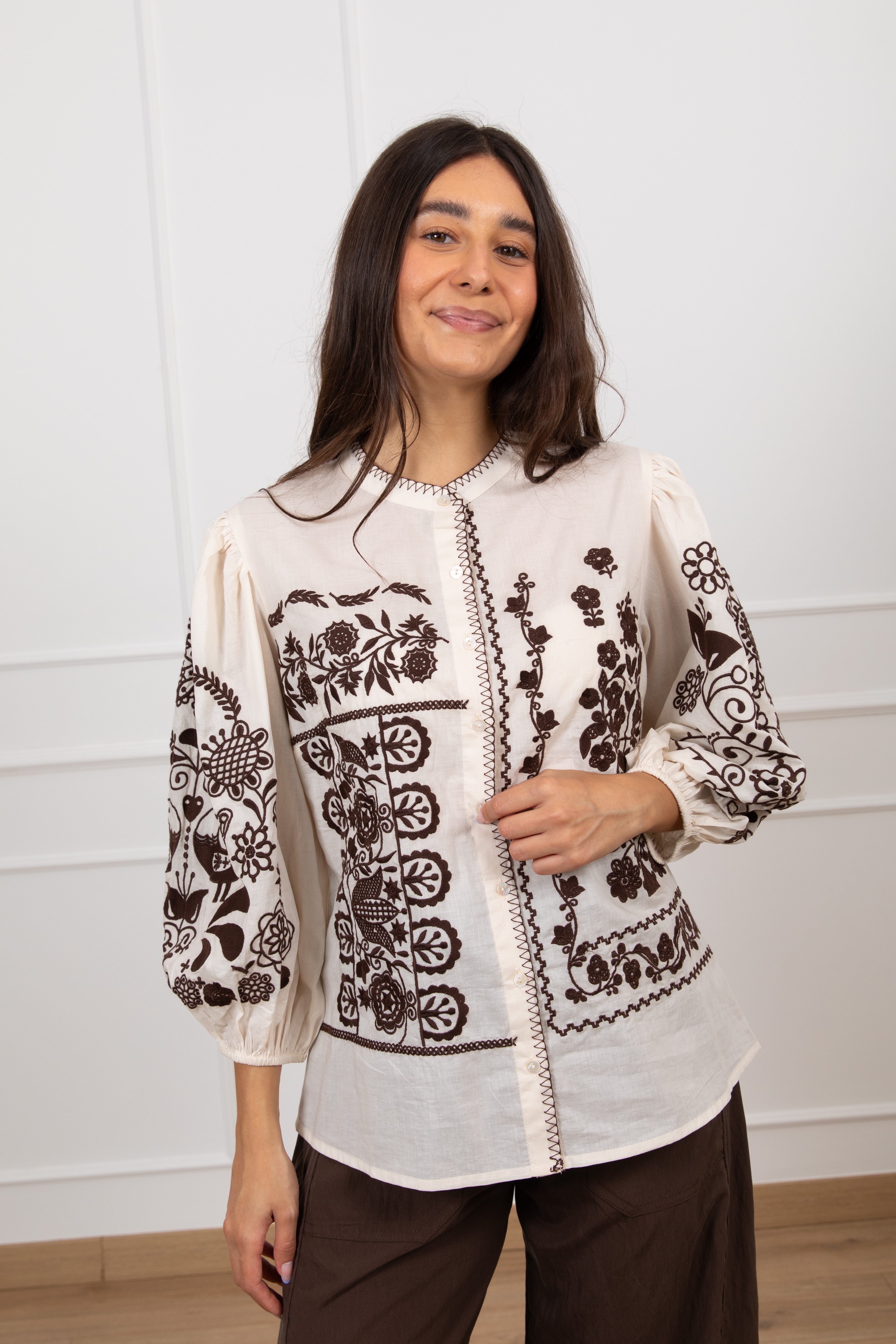 Camicia con ricami a contrasto Tensione IN