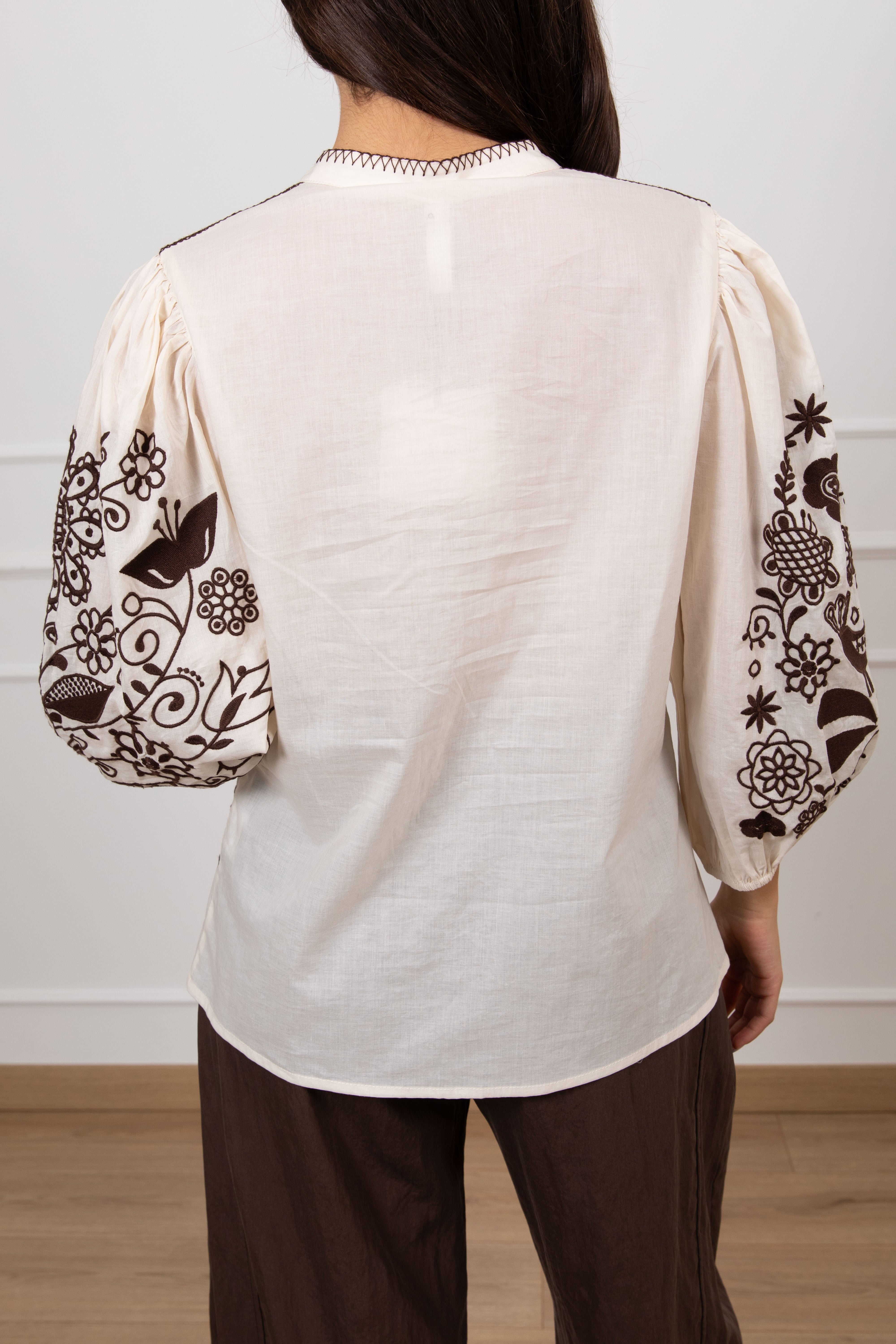 Camicia con ricami a contrasto Tensione IN