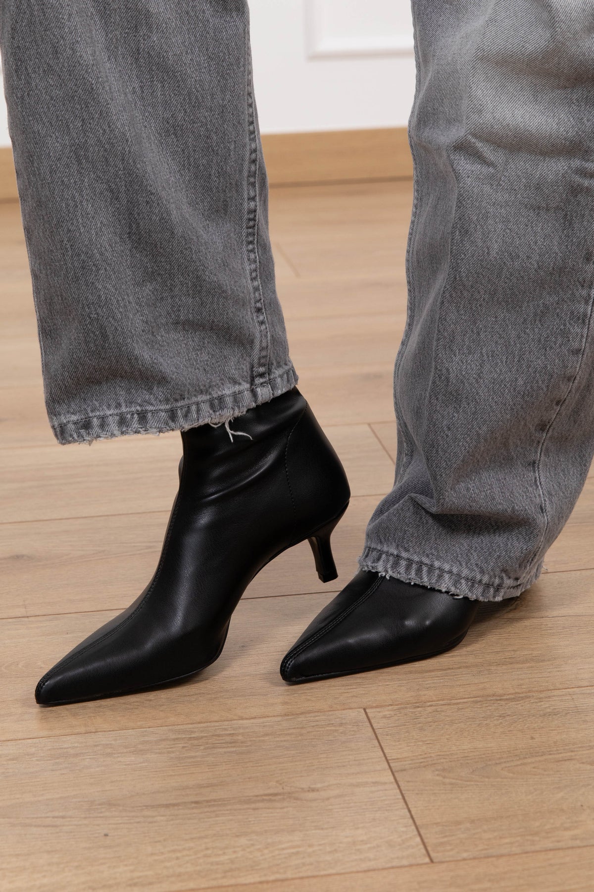 Stivaletto calzino a punta variante nero Ovyè