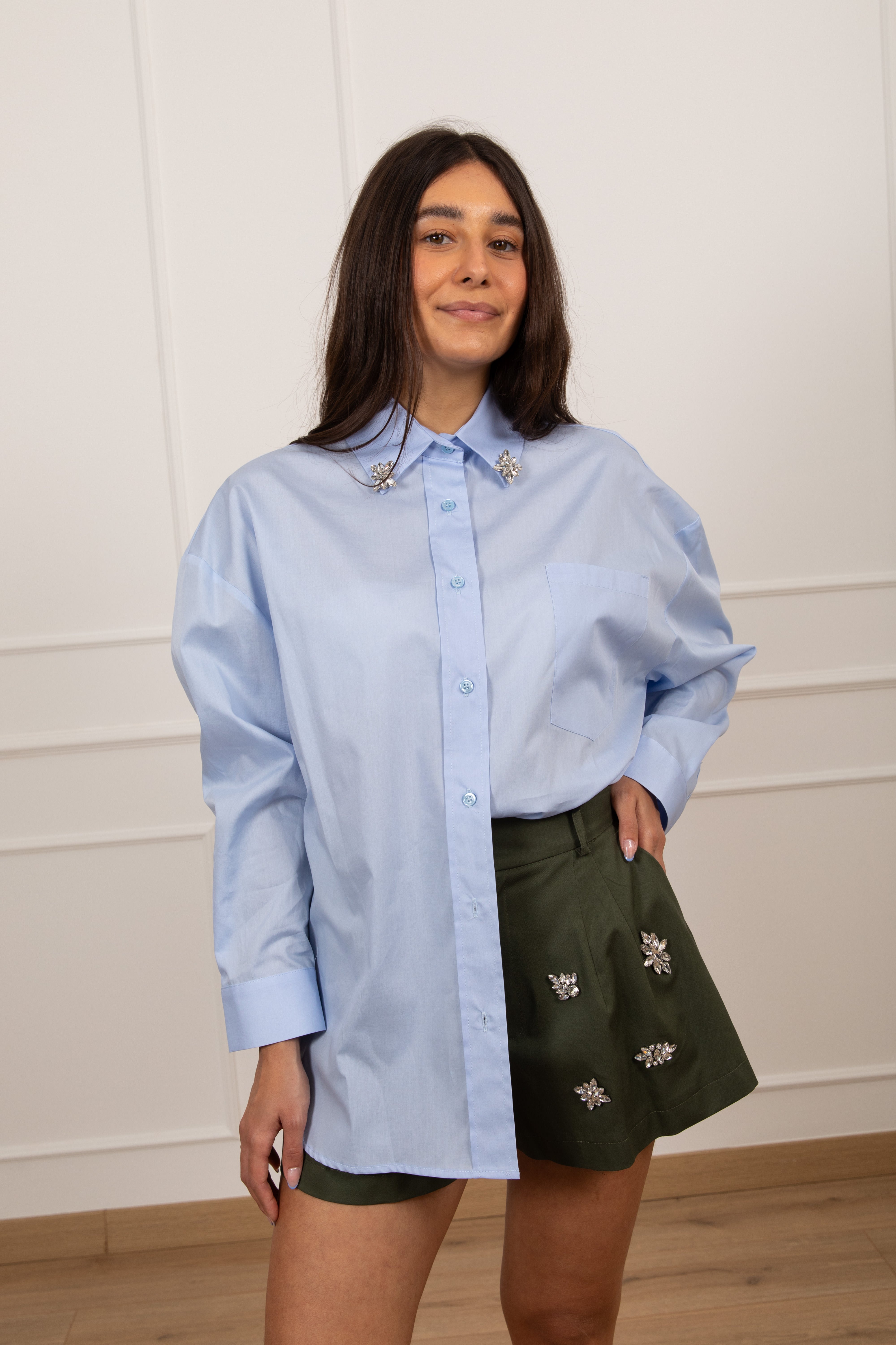 Camicia con applicazioni gioiello sul colletto ViCOLO