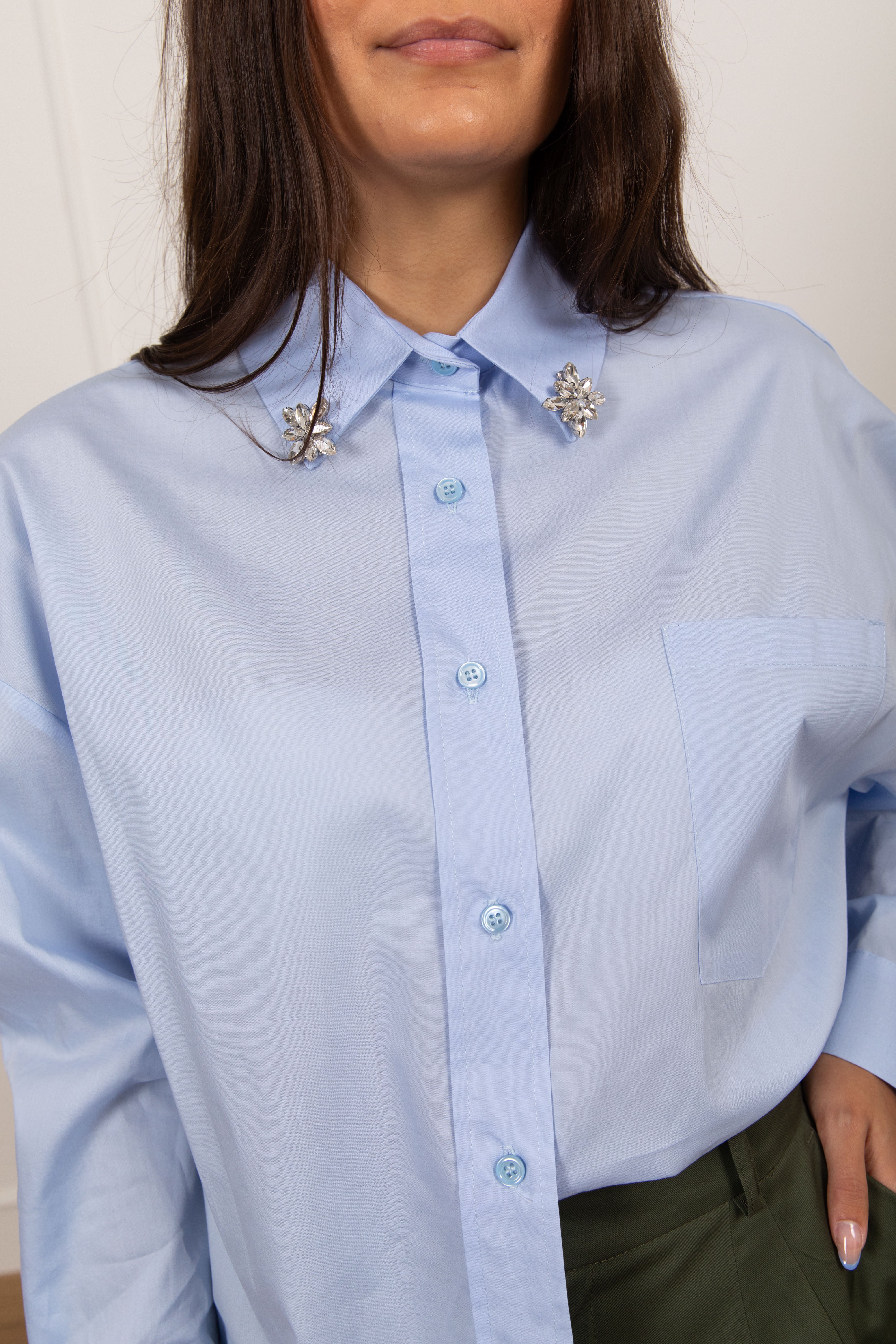 Camicia con applicazioni gioiello sul colletto ViCOLO