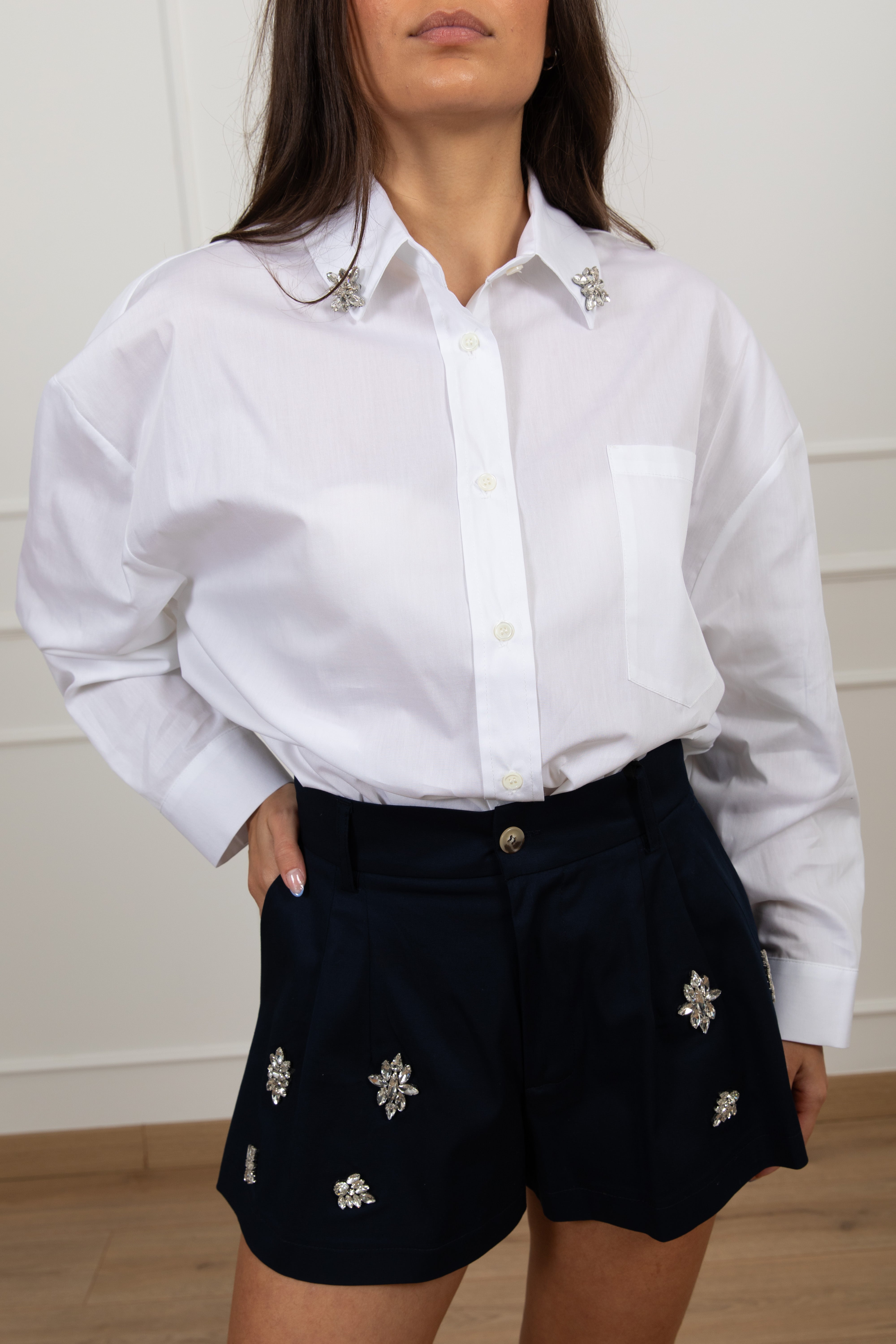 Camicia con applicazioni gioiello sul colletto ViCOLO
