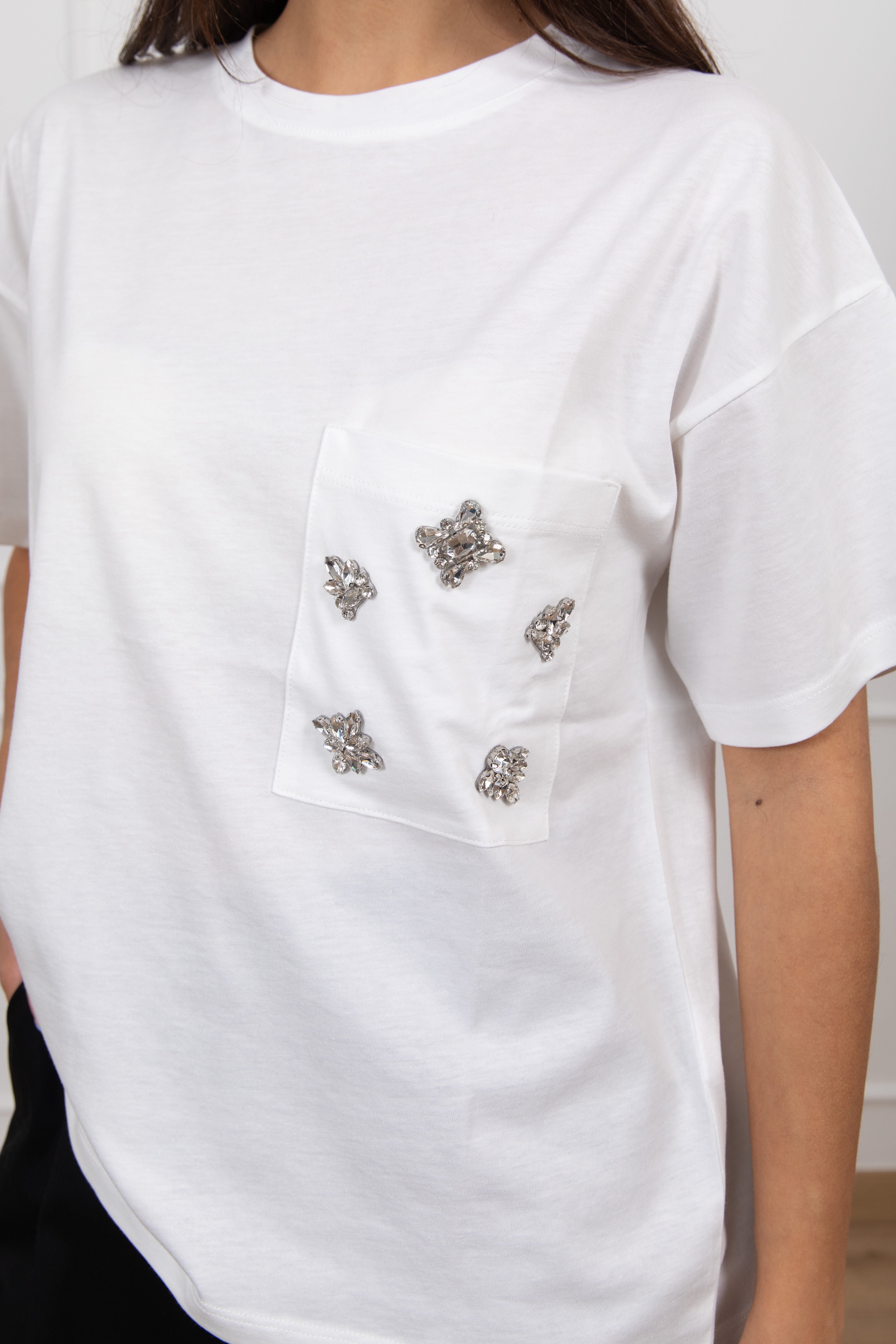 T-shirt con applicazioni gioiello sulla tasca ViCOLO