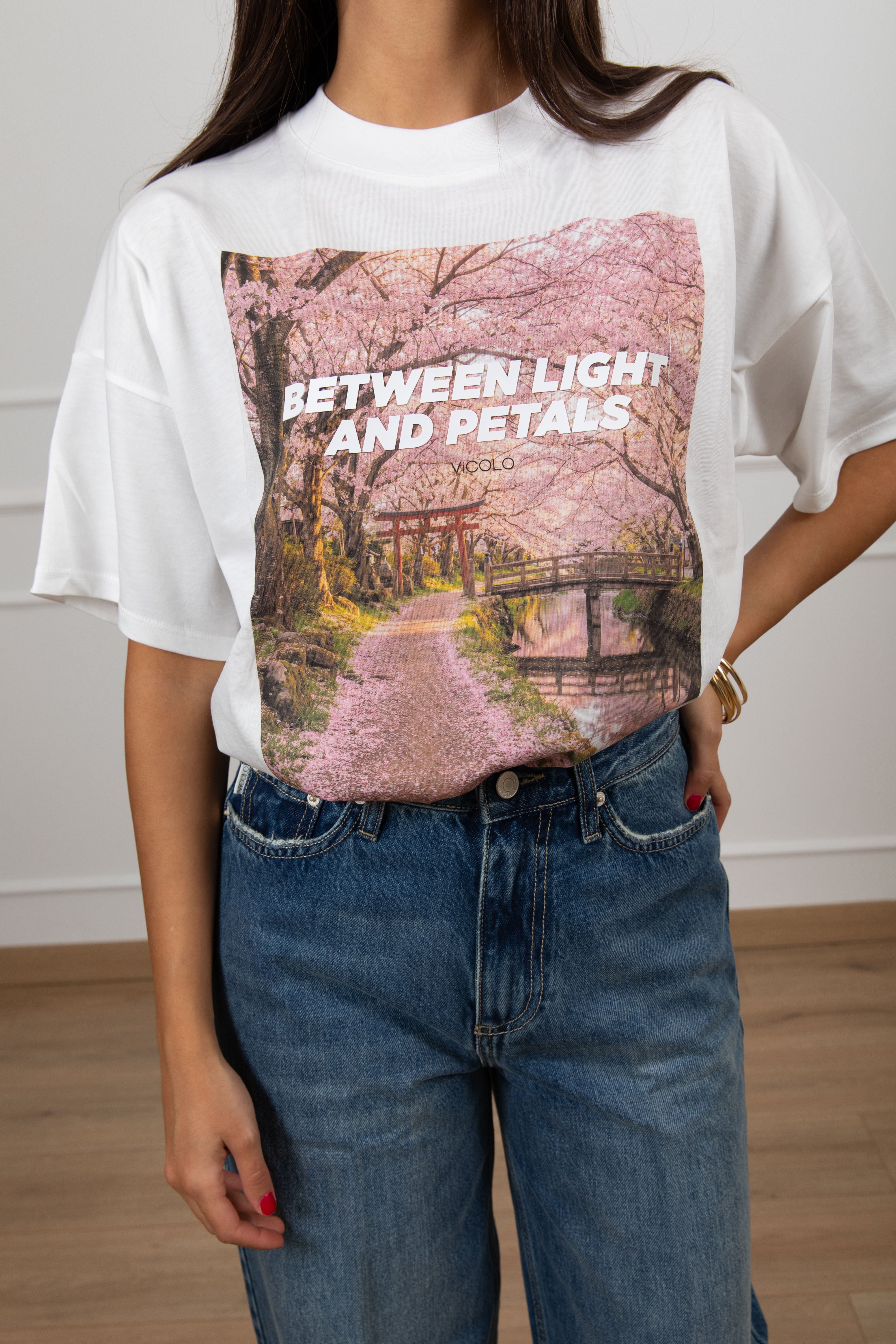 T-shirt over-size "Between light and petals" ViCOLO