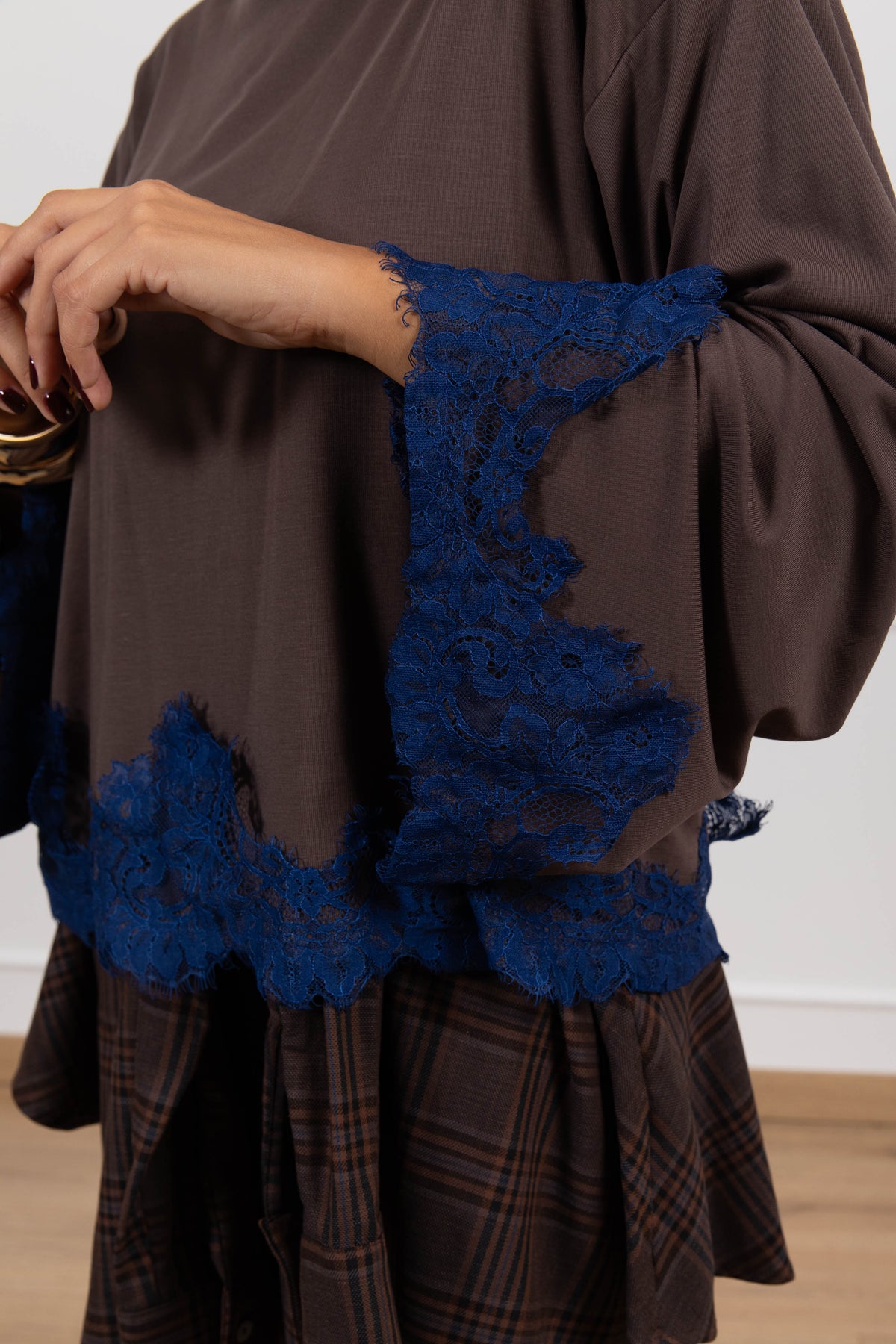 T-shirt con manica ampia e pizzo variante moro/royal Haveone