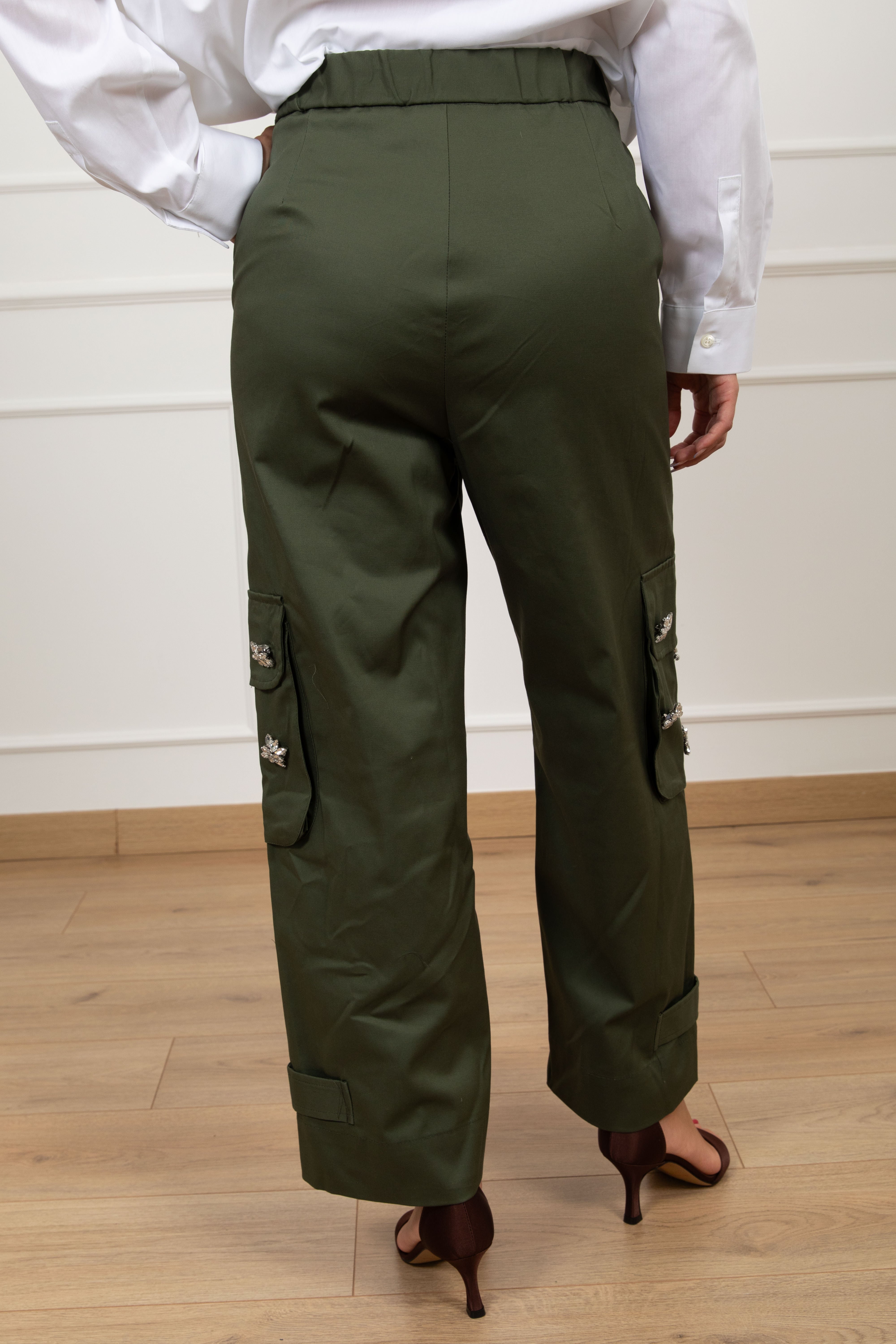 Pantalone cargo con applicazioni gioiello sulle tasche ViCOLO