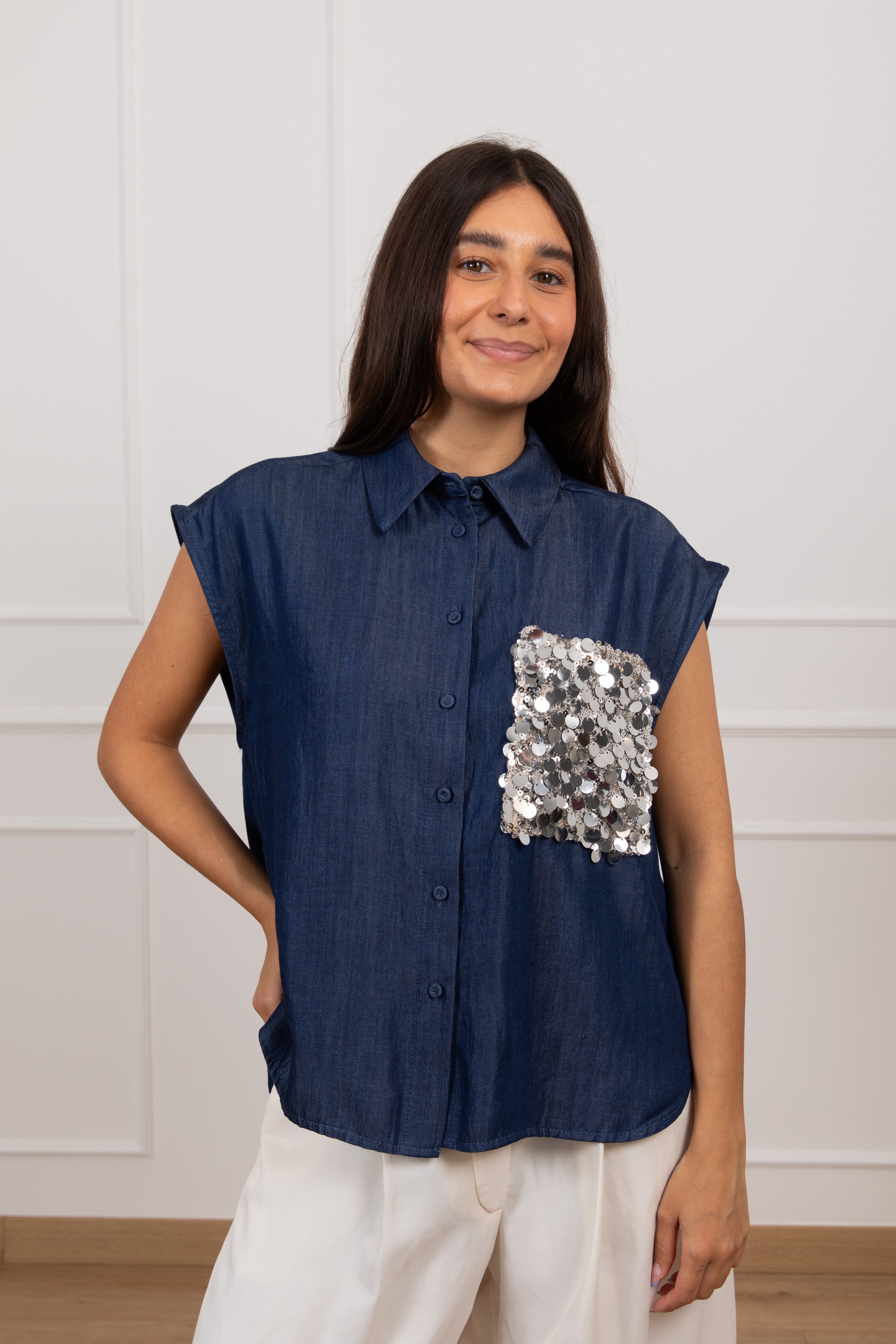 Camicia smanicata in chambrix blu con tasca paillettes Tensione IN