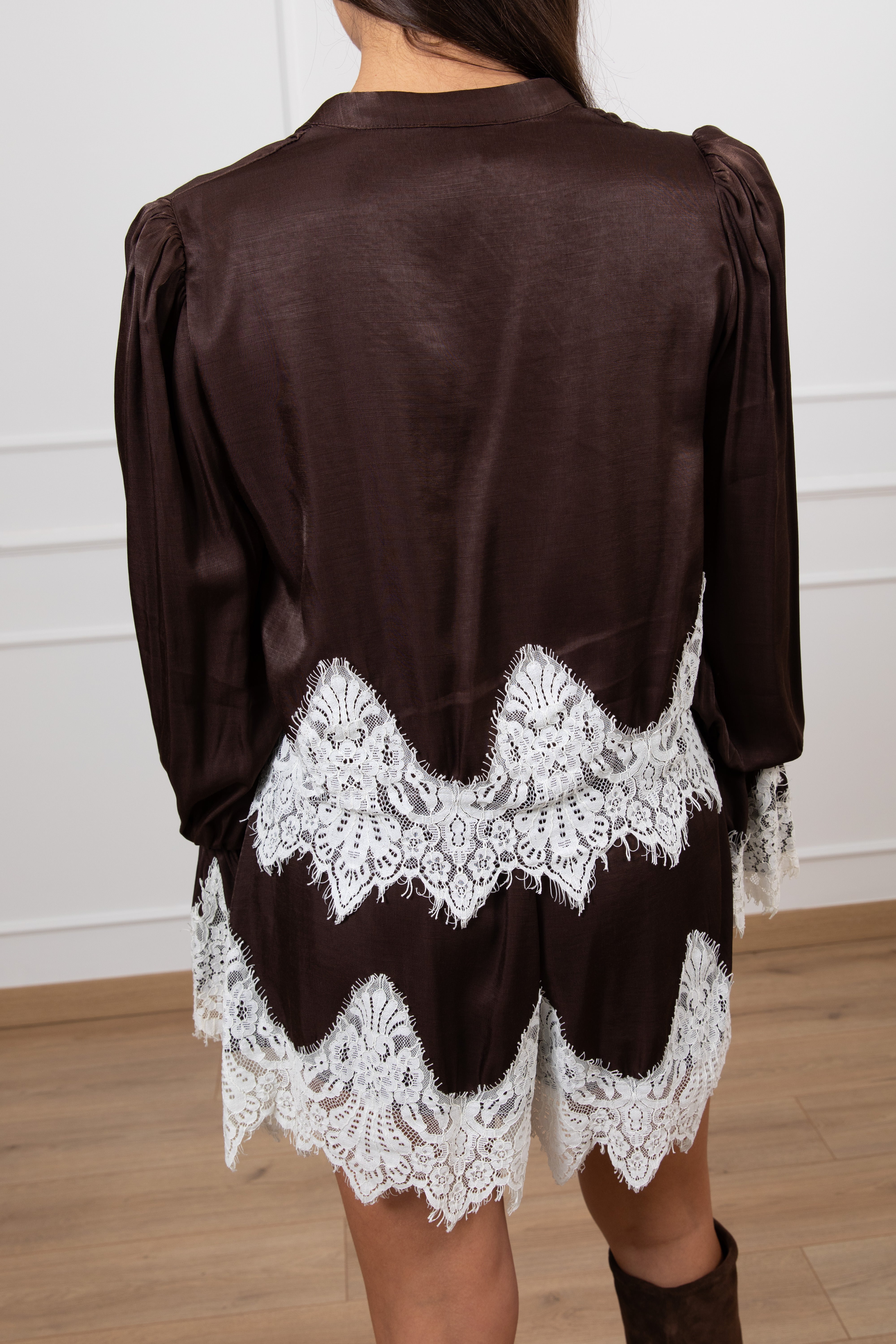 Blusa in viscosa con pizzo e manica a palloncino ViCOLO