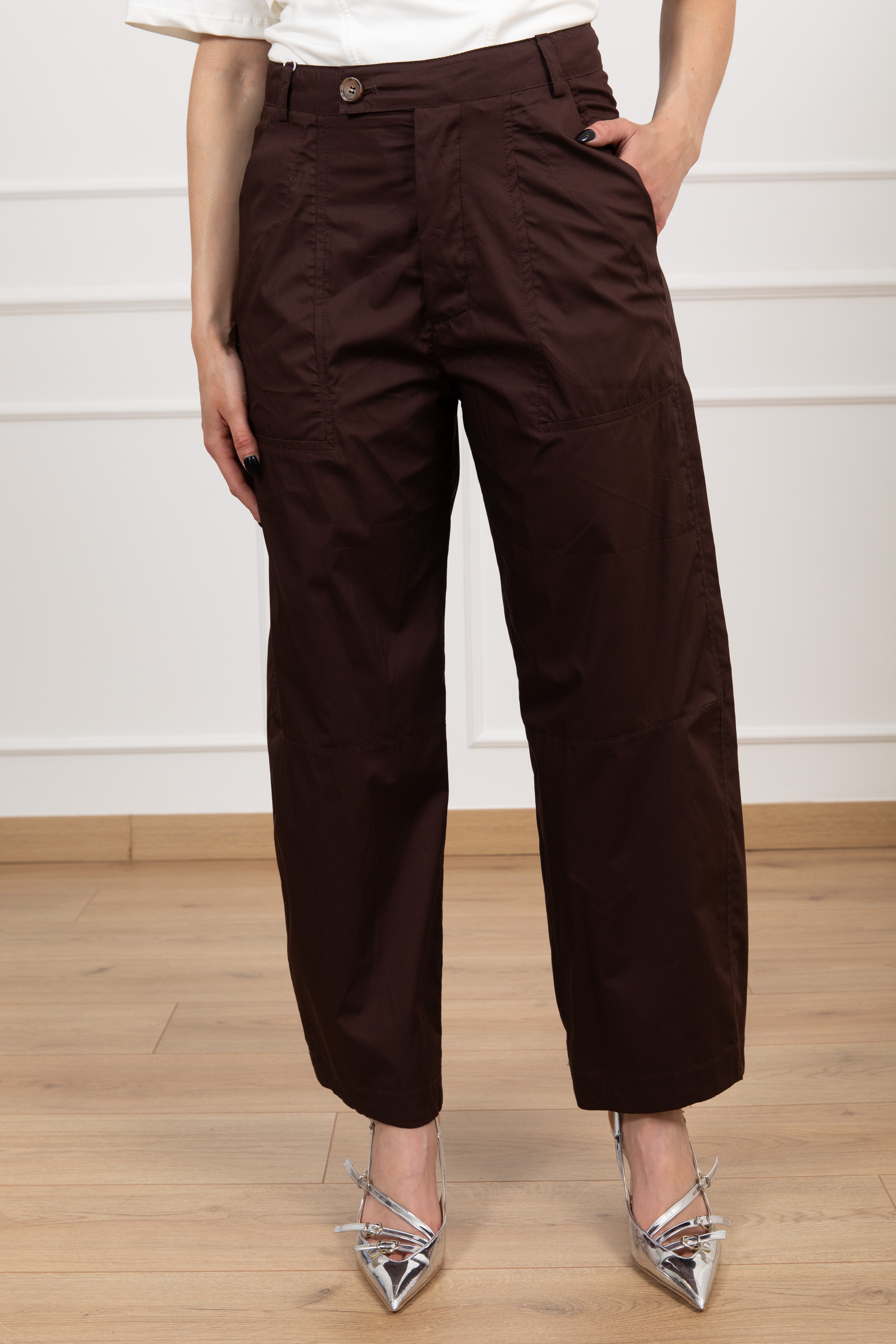 Pantalone carrot-fit in cotone leggero con bottone spostato Motel