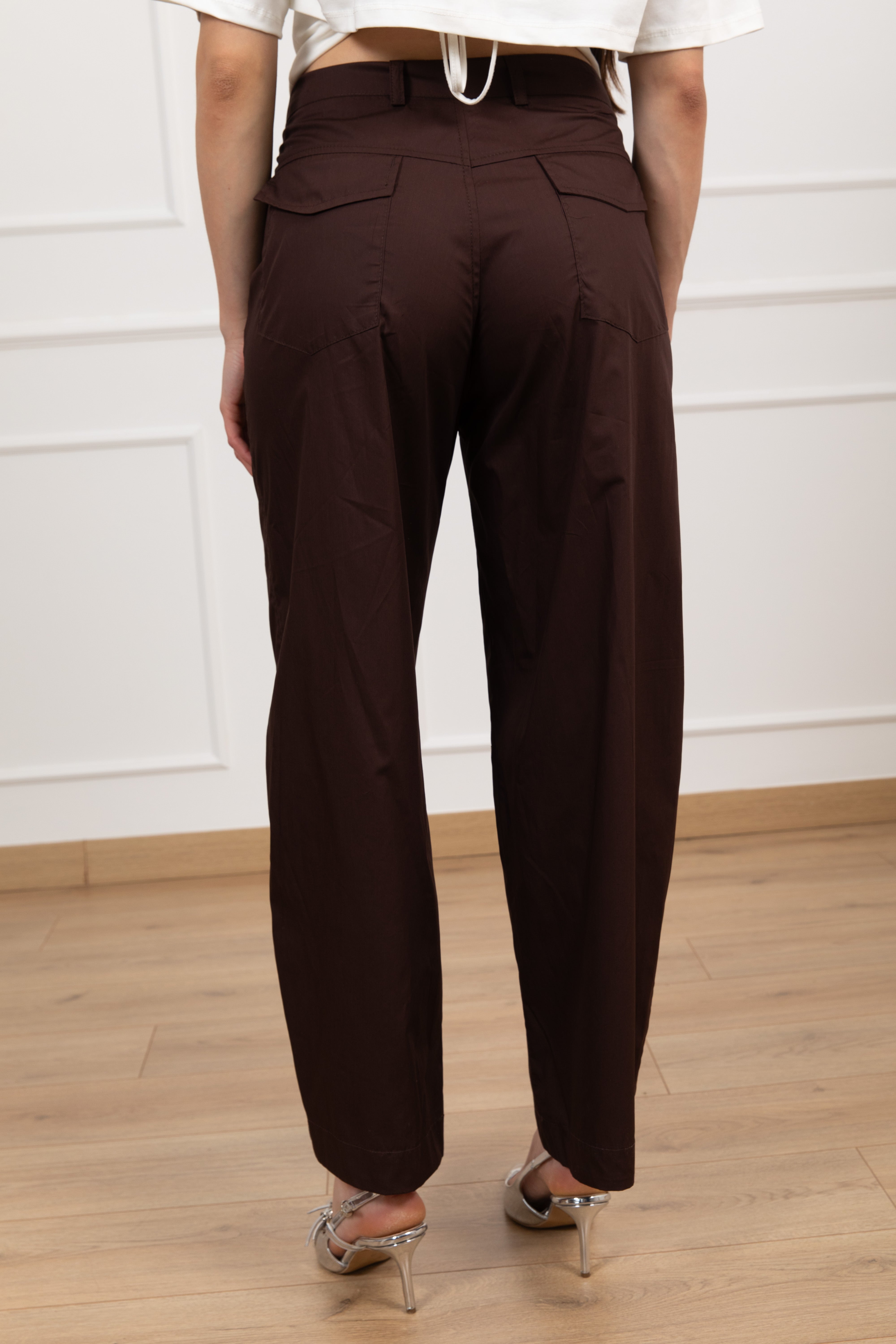 Pantalone carrot-fit in cotone leggero con bottone spostato Motel