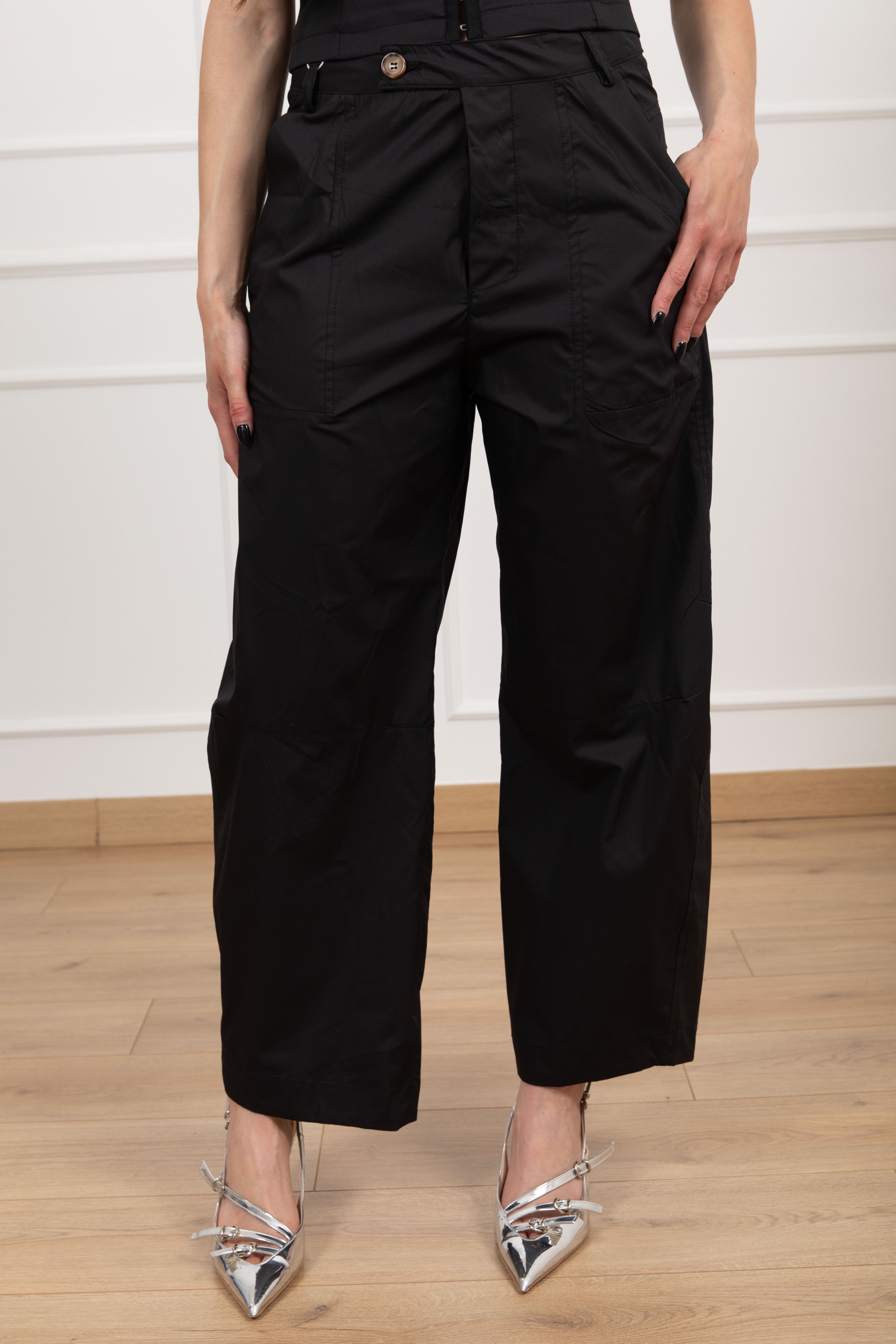 Pantalone carrot-fit in cotone leggero con bottone spostato Motel