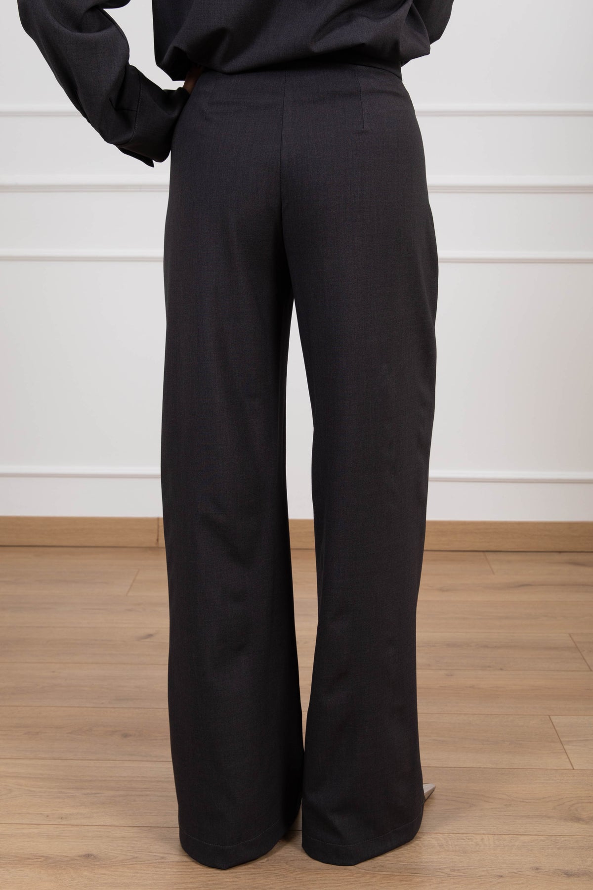 Pantalone gamba dritta variante antracite Tensione IN